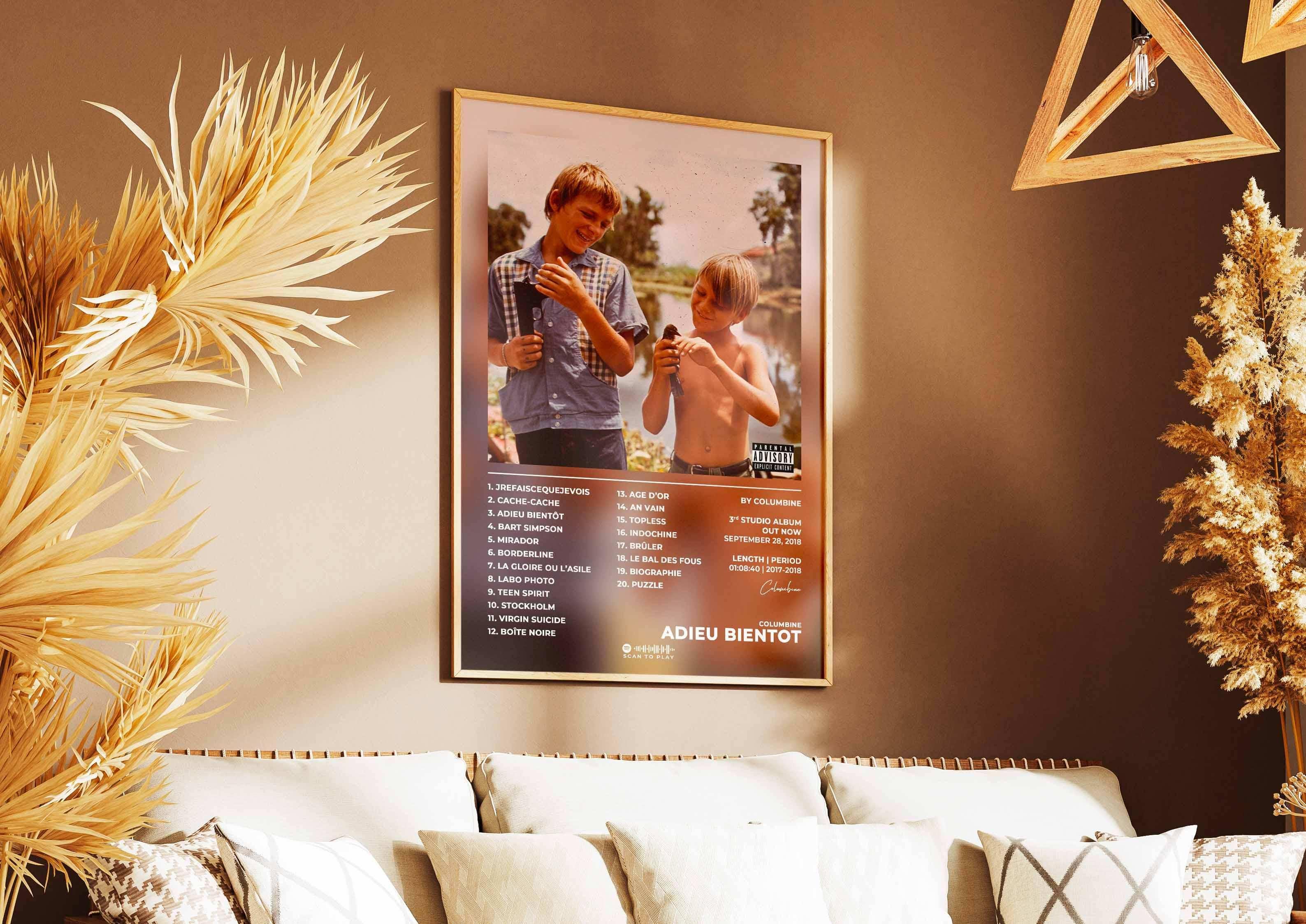 Poster album Adieu Bientôt sur un mur de salon, fait en France, livraison 48h, cadeau Noël idéal