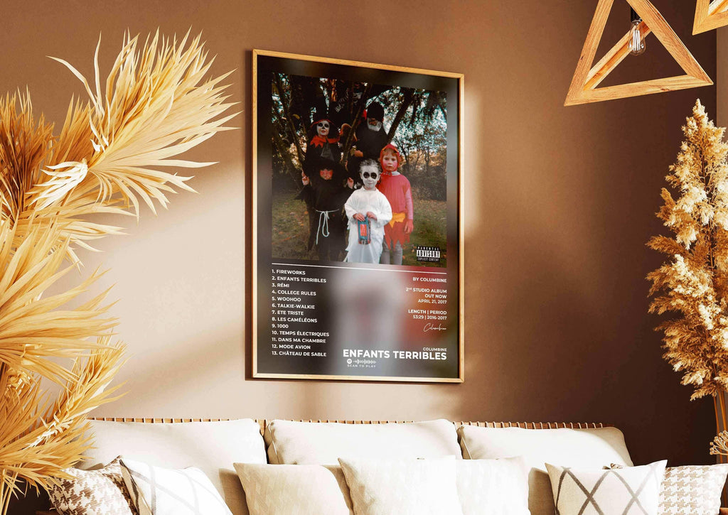 Affiche Enfants Terribles accrochée dans un salon cosy, fait en France, livraison 48h gratuite, cadeau idéal pour Noël