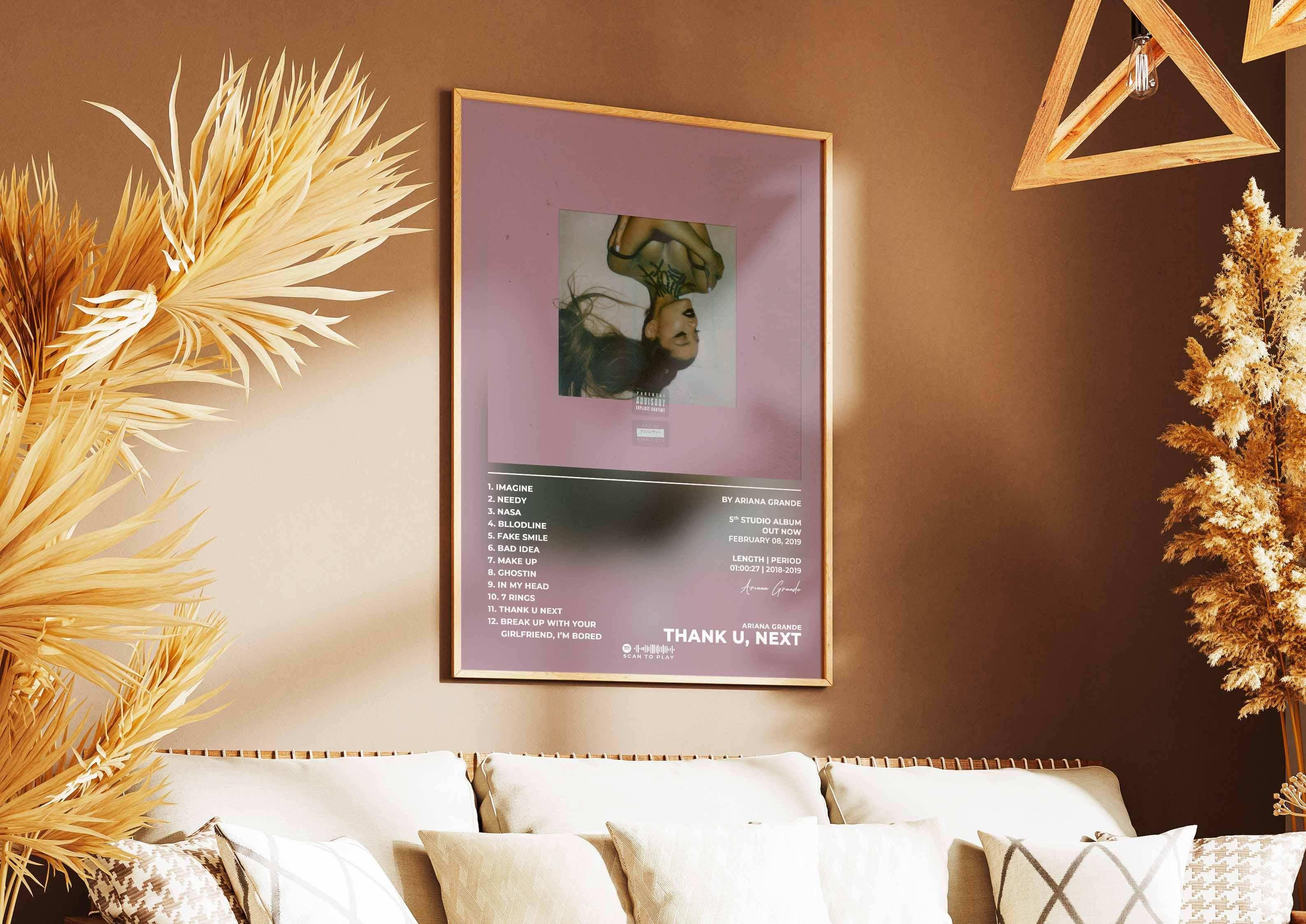 Affiche encadrée d'album dans un salon cosy, fait en France, livraison 48h, cadeau Noël idéal