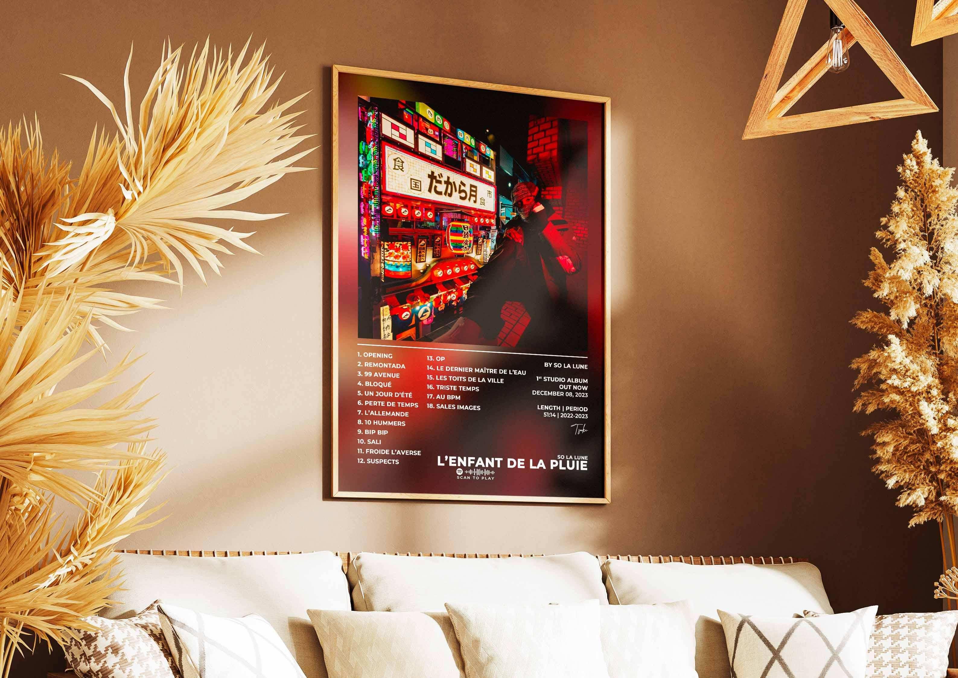 Affiche encadrée L'enfant de la pluie accrochée au mur d'un salon, fait en France, livraison gratuite 48h, cadeau idéal pour Noël.