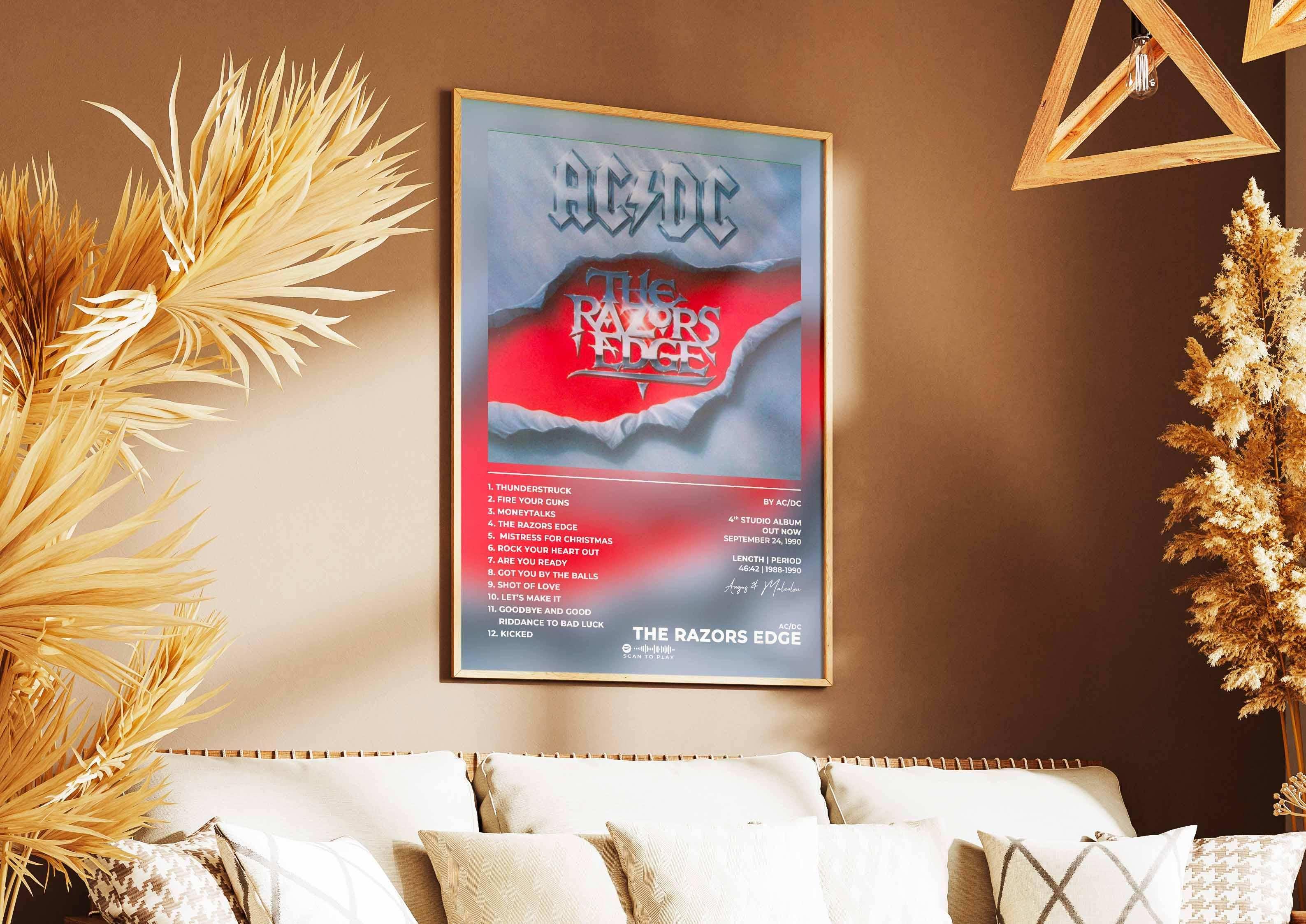 Affiche AC/DC accrochée au mur d’un salon moderne, fait en France, livraison gratuite 48h, cadeau idéal pour Noël.