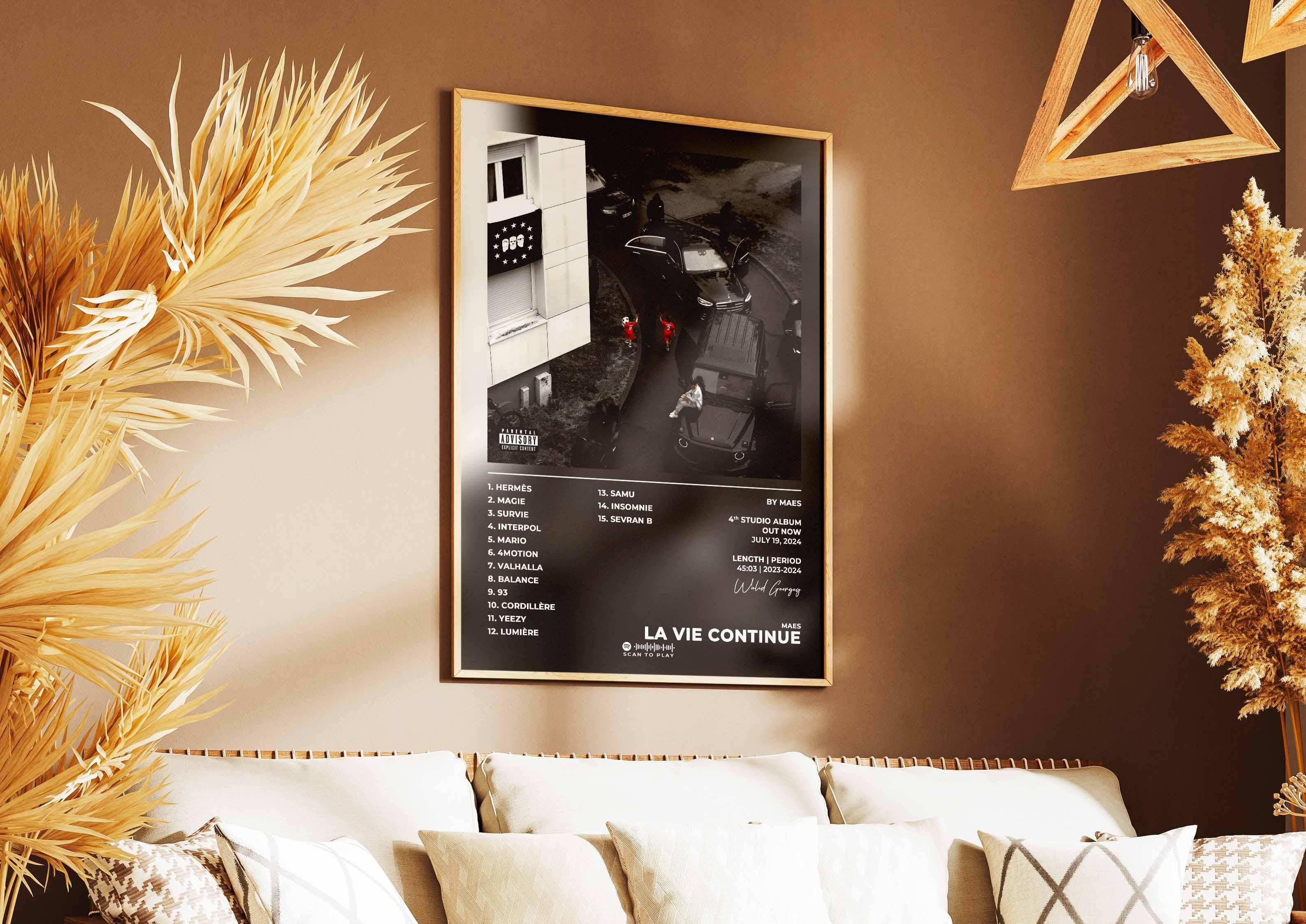 La Vie Continue Maes Poster - Backyard