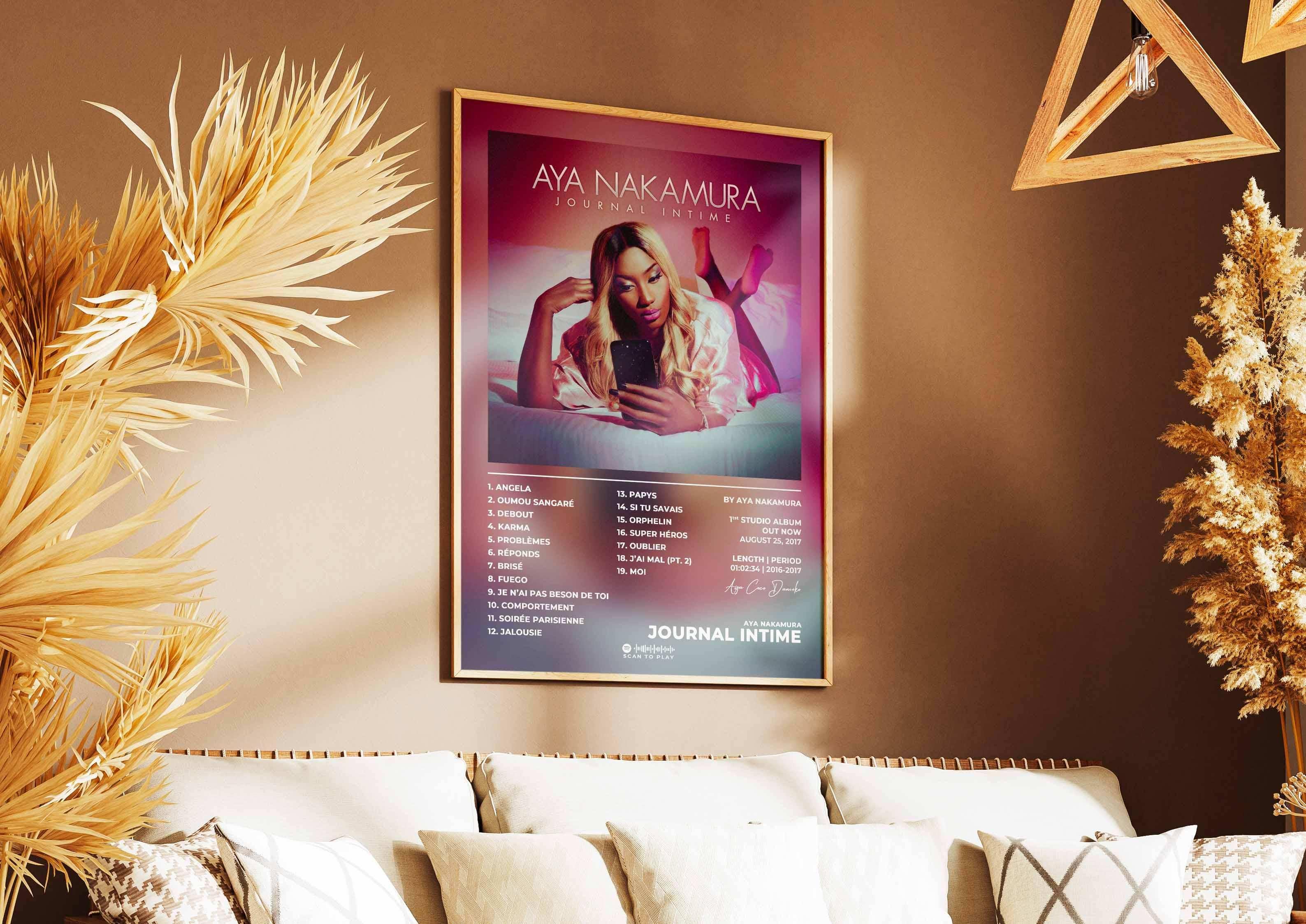 Affiche Aya Nakamura accrochée au mur dans un salon, fait en France, livraison gratuite 48h, cadeau idéal Noël