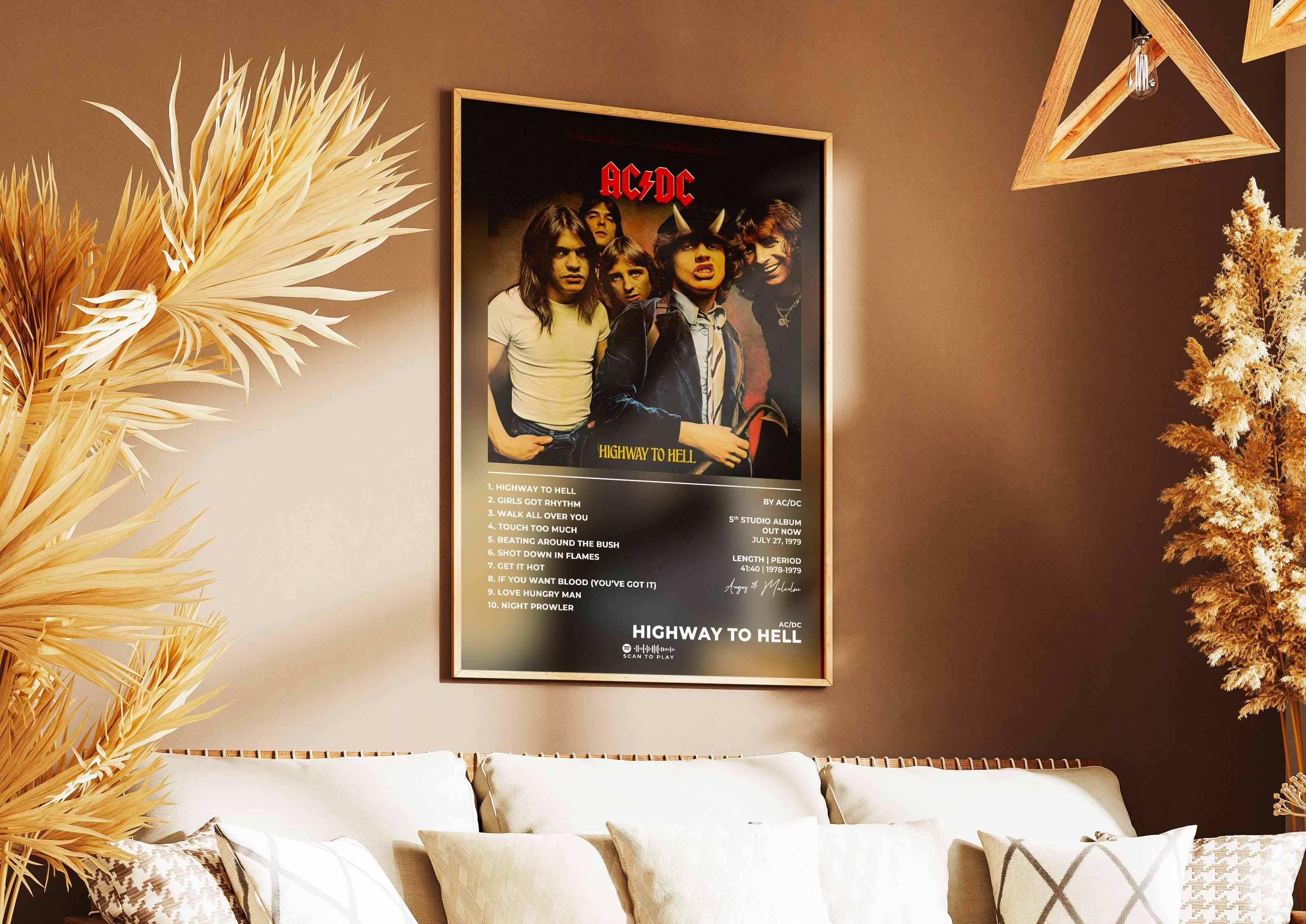 Affiche AC/DC Highway to Hell accrochée au mur d’un salon cosy, fait en France, livraison gratuite 48h, cadeau idéal Noël