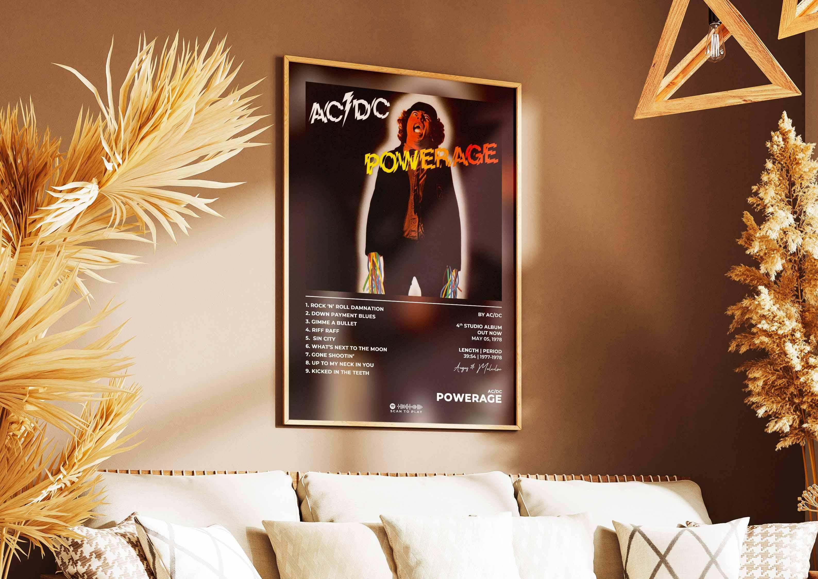 Poster AC/DC Powerage accroché au mur dans un salon cosy, fait en France, livraison gratuite 48h, cadeau idéal pour Noël
