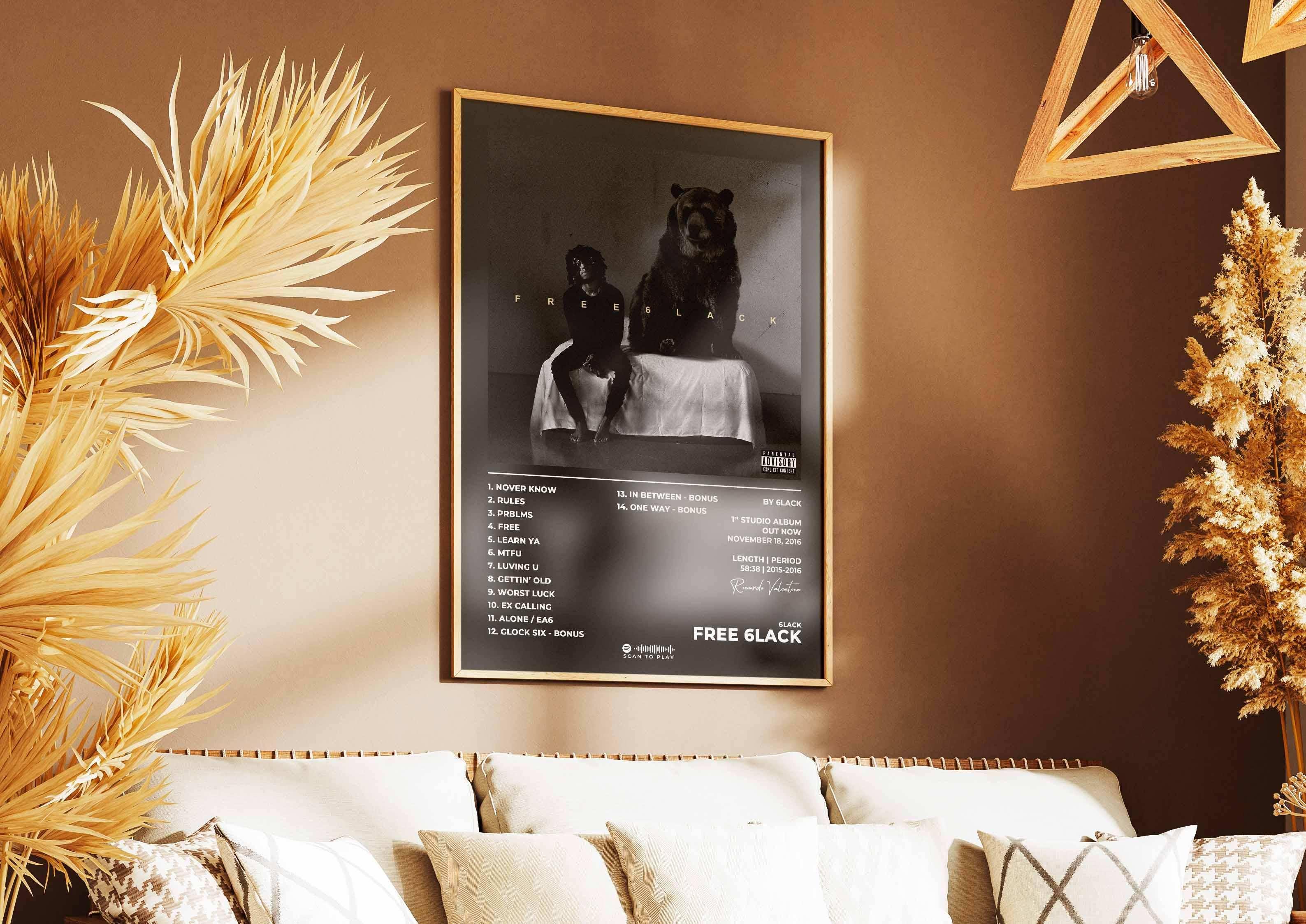 Affiche encadrée accrochée au mur dans un salon, faite en France, livraison gratuite 48h, cadeau idéal Noël