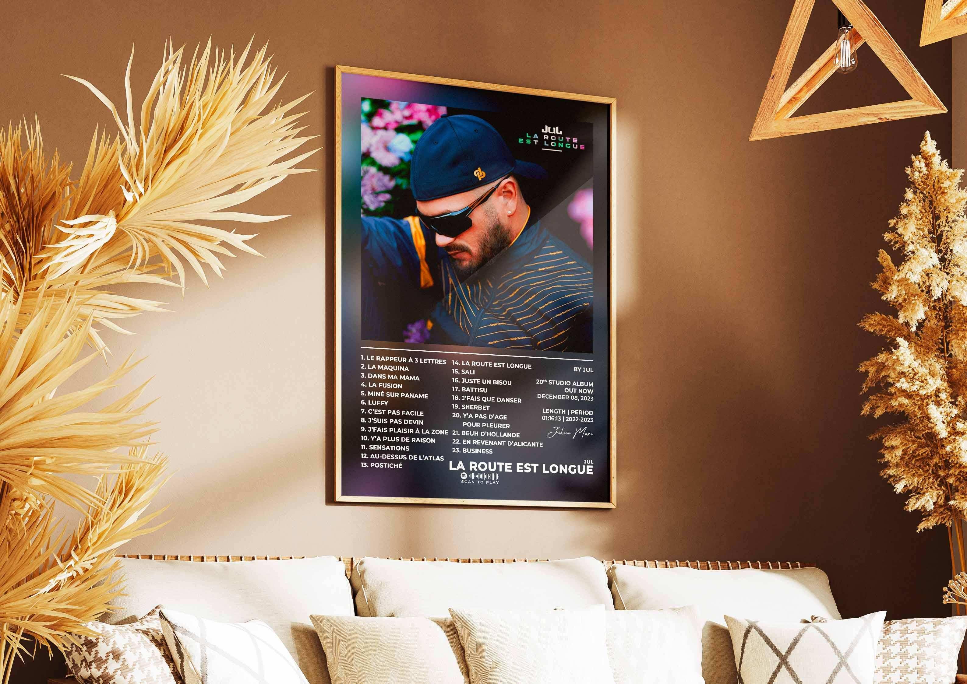 Affiche album accrochée au mur dans salon cosy, fait en France, livraison gratuite 48h, cadeau idéal Noël