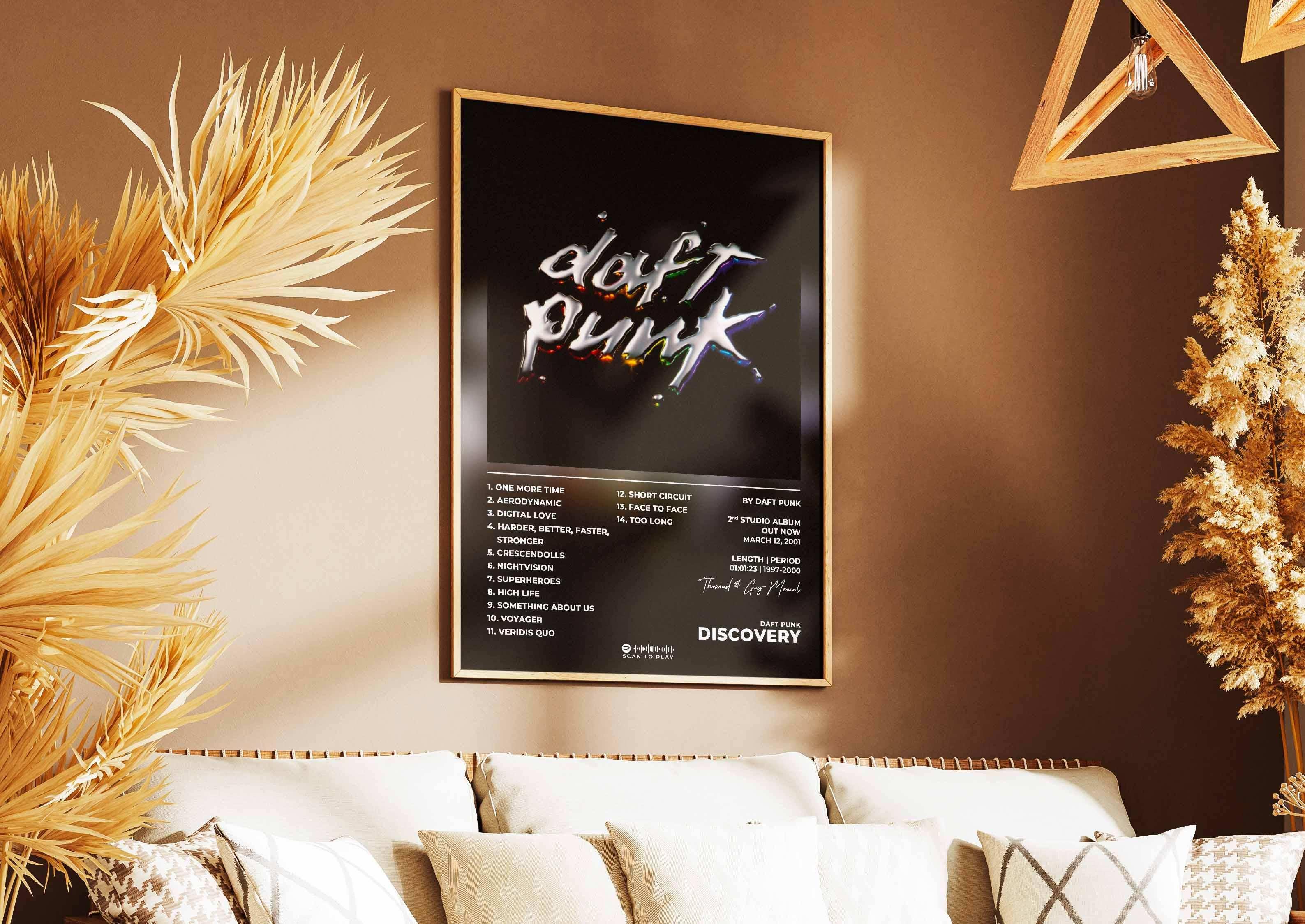 Affiche Daft Punk accrochée au mur d'un salon cosy, fait en France, livraison 48h gratuite, cadeau idéal Noël