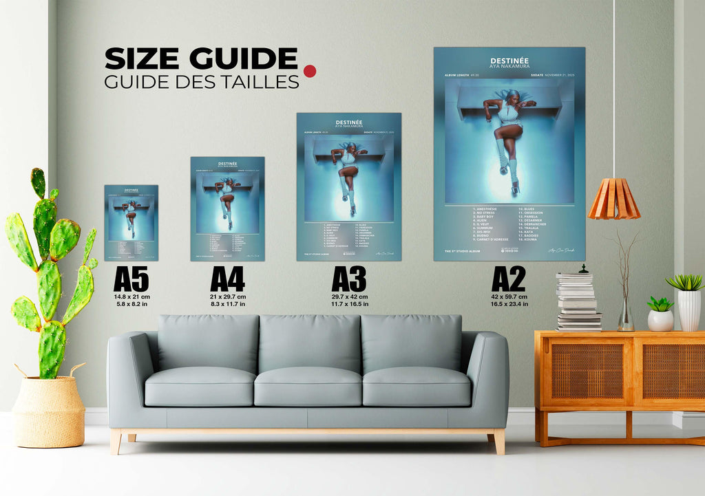 Guide des tailles d'affiches A5 à A2 affichées au-dessus d'un canapé gris dans un salon moderne, fait en France, livraison gratuite en 48h