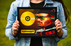 Personne tenant un cadre avec un disque d'or et portrait d'homme avec lunettes, fait en France, livraison gratuite 48h