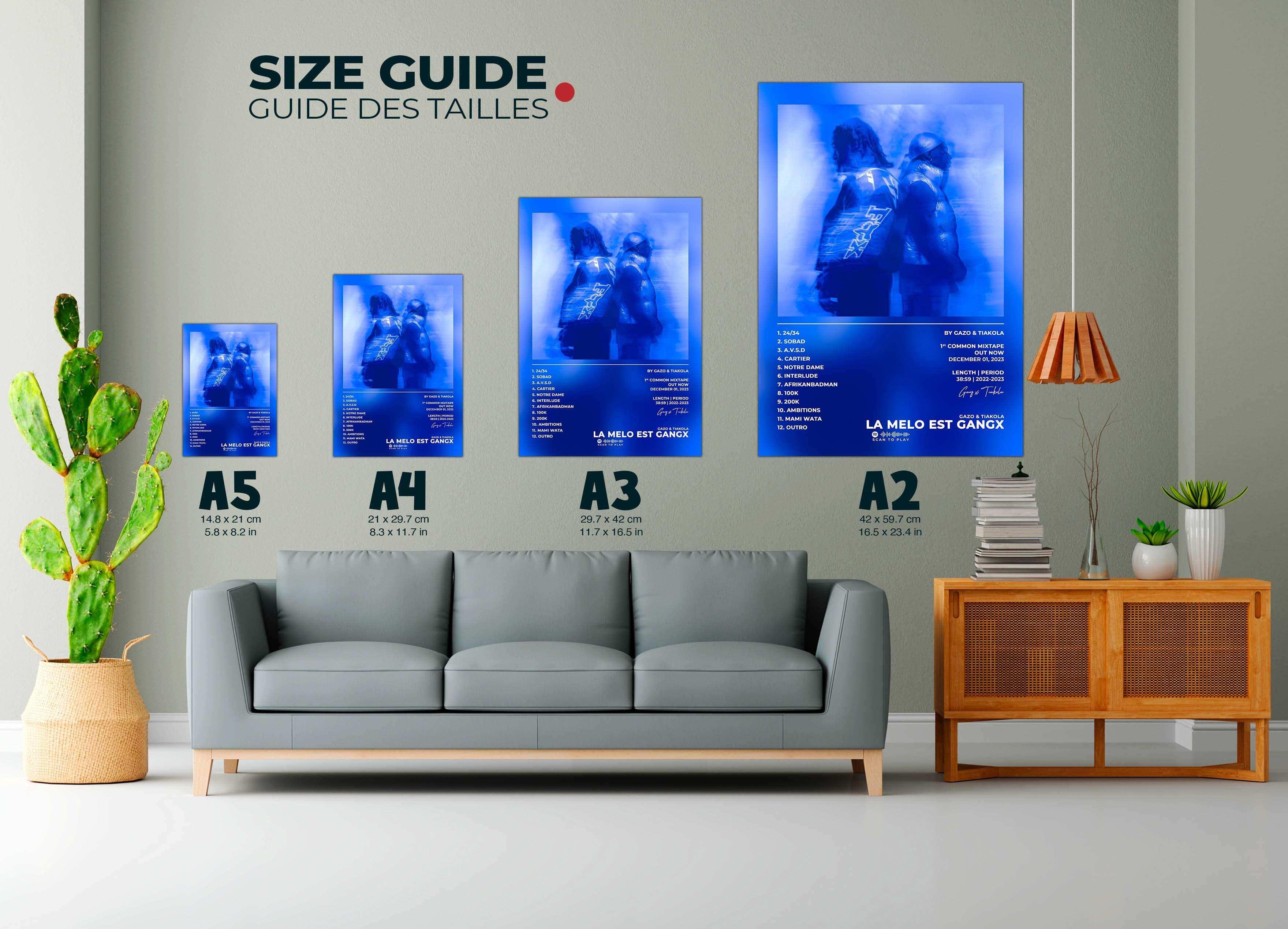 Affiches bleu de tailles variées exposées sur un mur de salon, fait en France, livraison gratuite 48h, cadeau idéal pour Noel