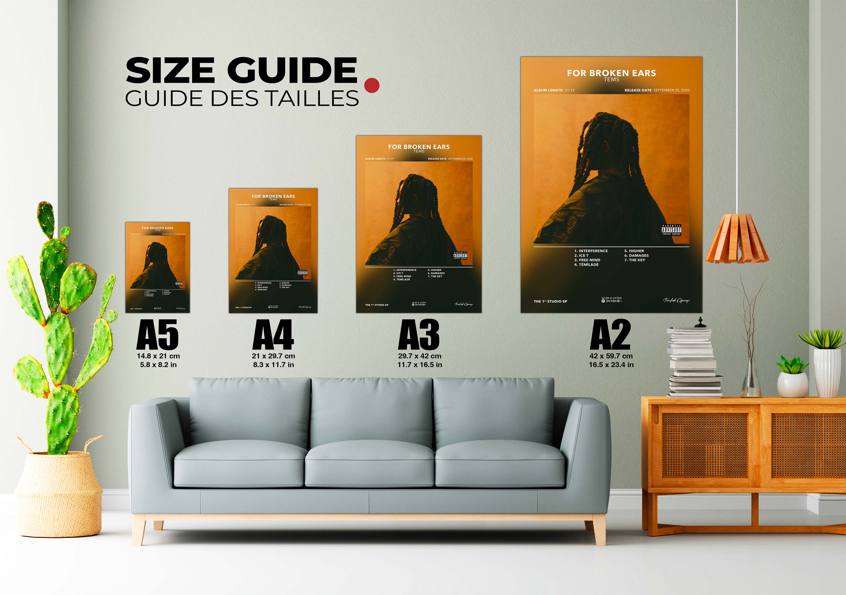 Guide des tailles d'affiches A5 à A2 au-dessus d'un canapé gris, plante et meuble en bois, fait en France, livraison gratuite 48h