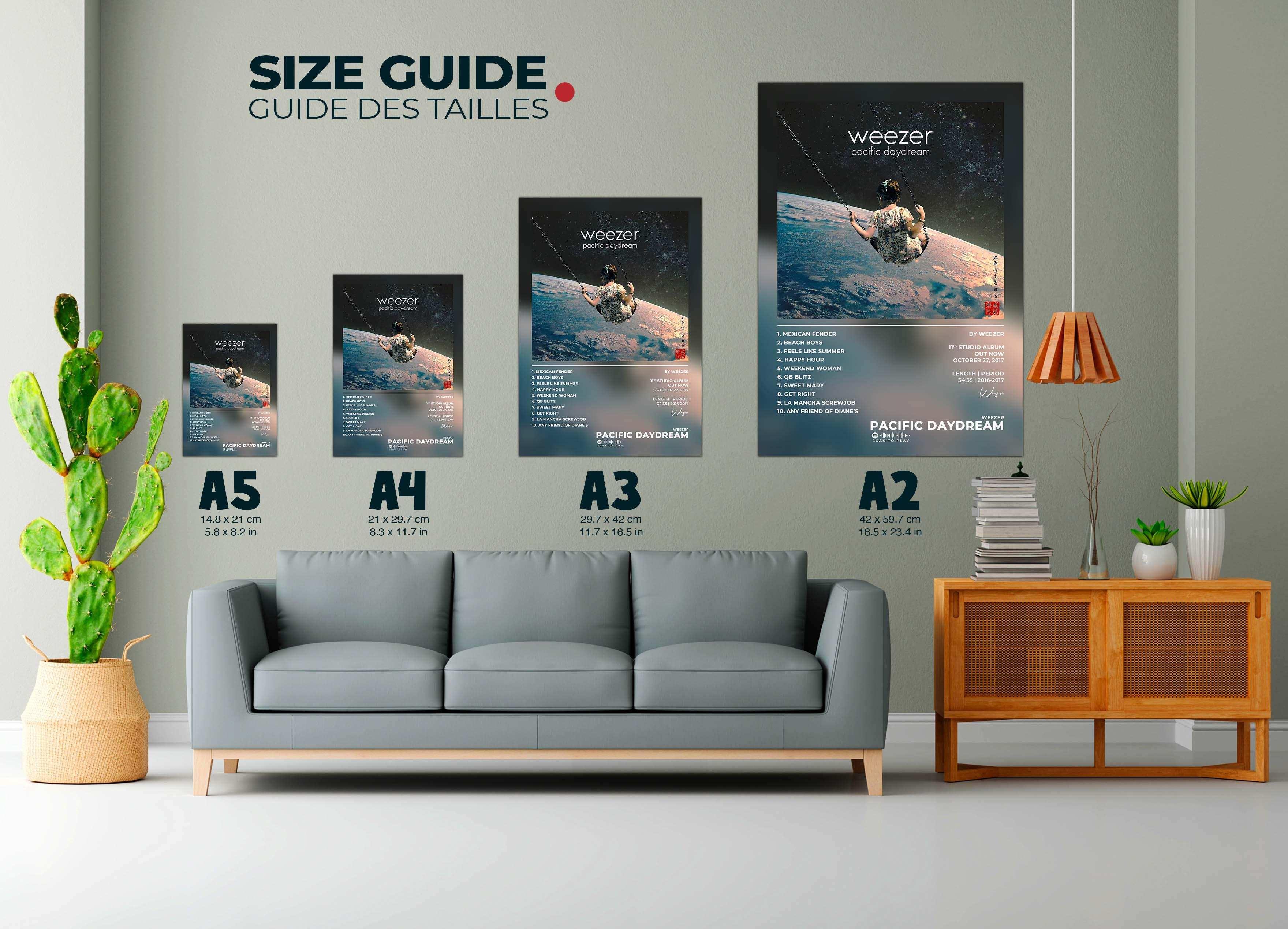 Affiches Weezer Pacific Daydream de différentes tailles, faites en France, livraison gratuite 48h, cadeau idéal pour Noël, exposées au mur d’un salon moderne avec canapé et cactus.