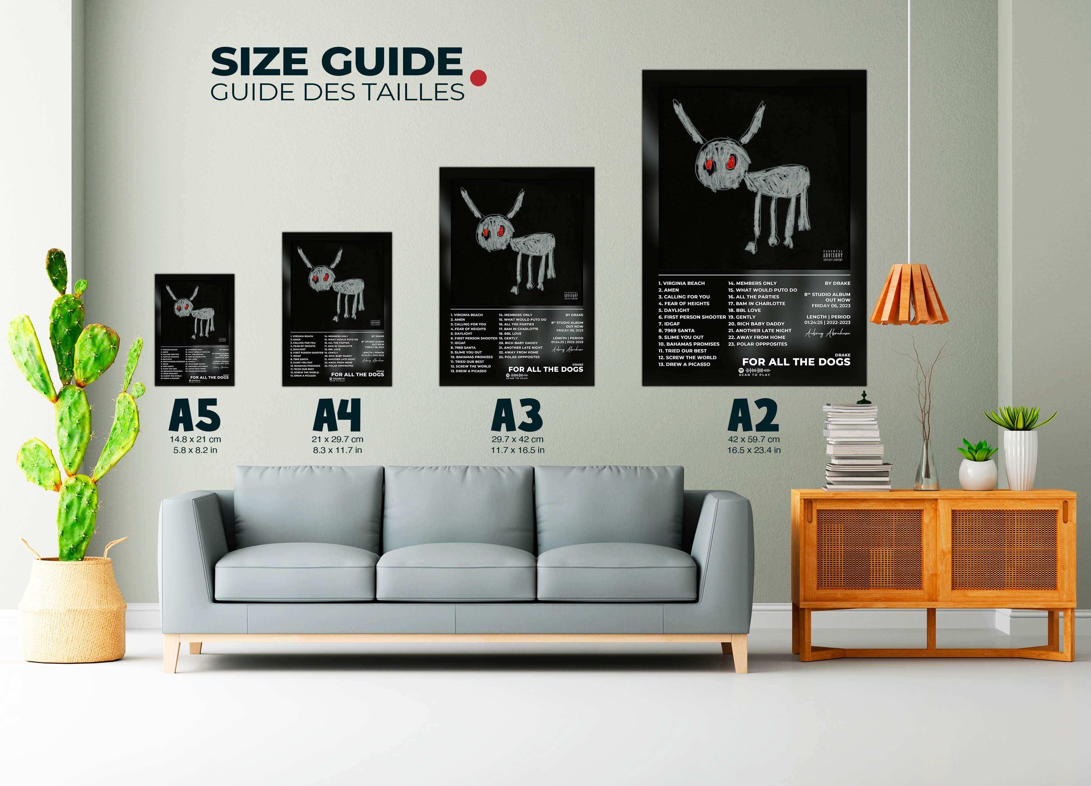 Affiche 'For All The Dogs' déclinée en quatre tailles, placée au mur d'un salon moderne, faite en France, livraison gratuite 48h, cadeau idéal pour Noël.