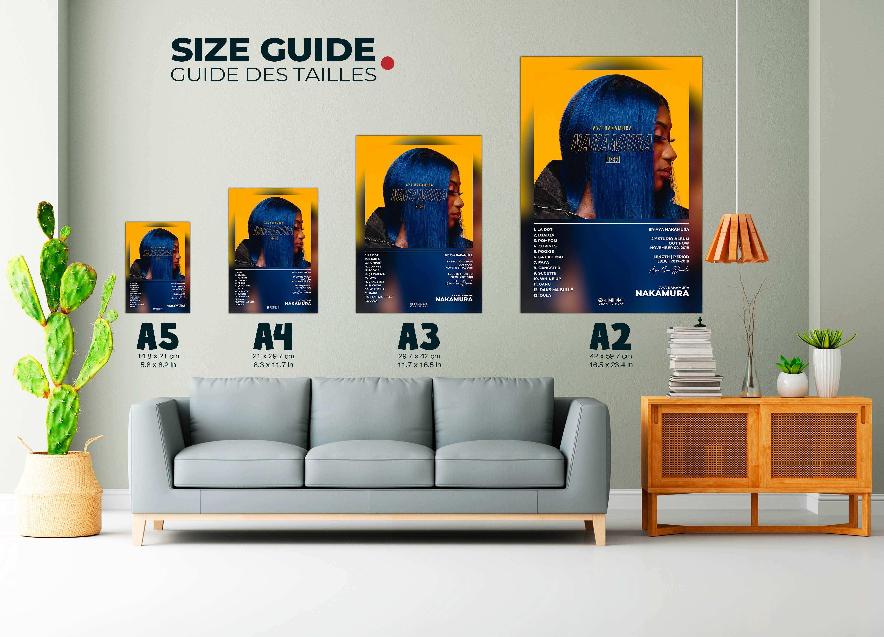 Affiches de différents formats sur un mur d’un salon moderne, faites en France, livraison gratuite 48h, cadeau Noël idéal.