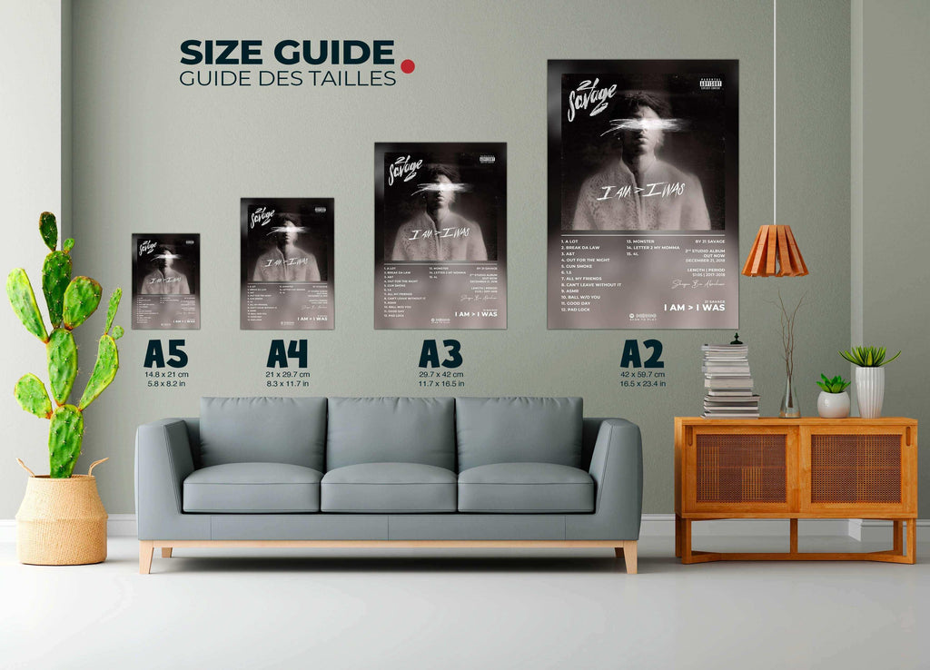 Posters muraux de tailles variées au-dessus d'un canapé gris, fait en France, livraison gratuite 48h, cadeau idéal Noël