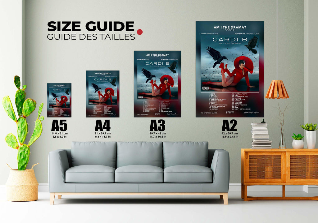 Guide des tailles posters Cardi B A5 à A2 affichés au-dessus d'un canapé gris, plante et meuble en bois, fait en France, livraison gratuite 48h
