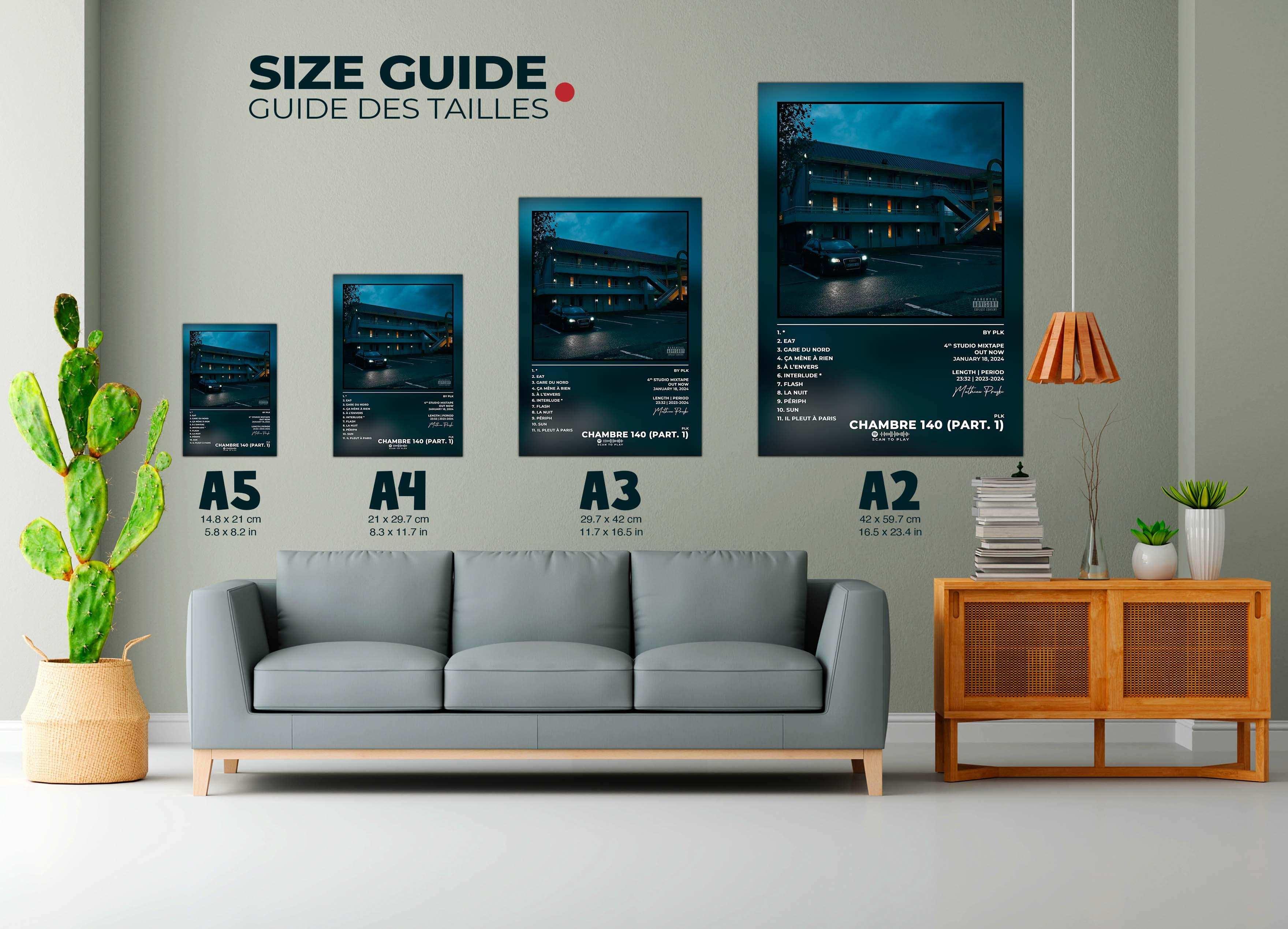 Guide des tailles de posters muraux au-dessus d'un canapé gris, fait en France, livraison gratuite 48h, cadeau idéal pour Noël