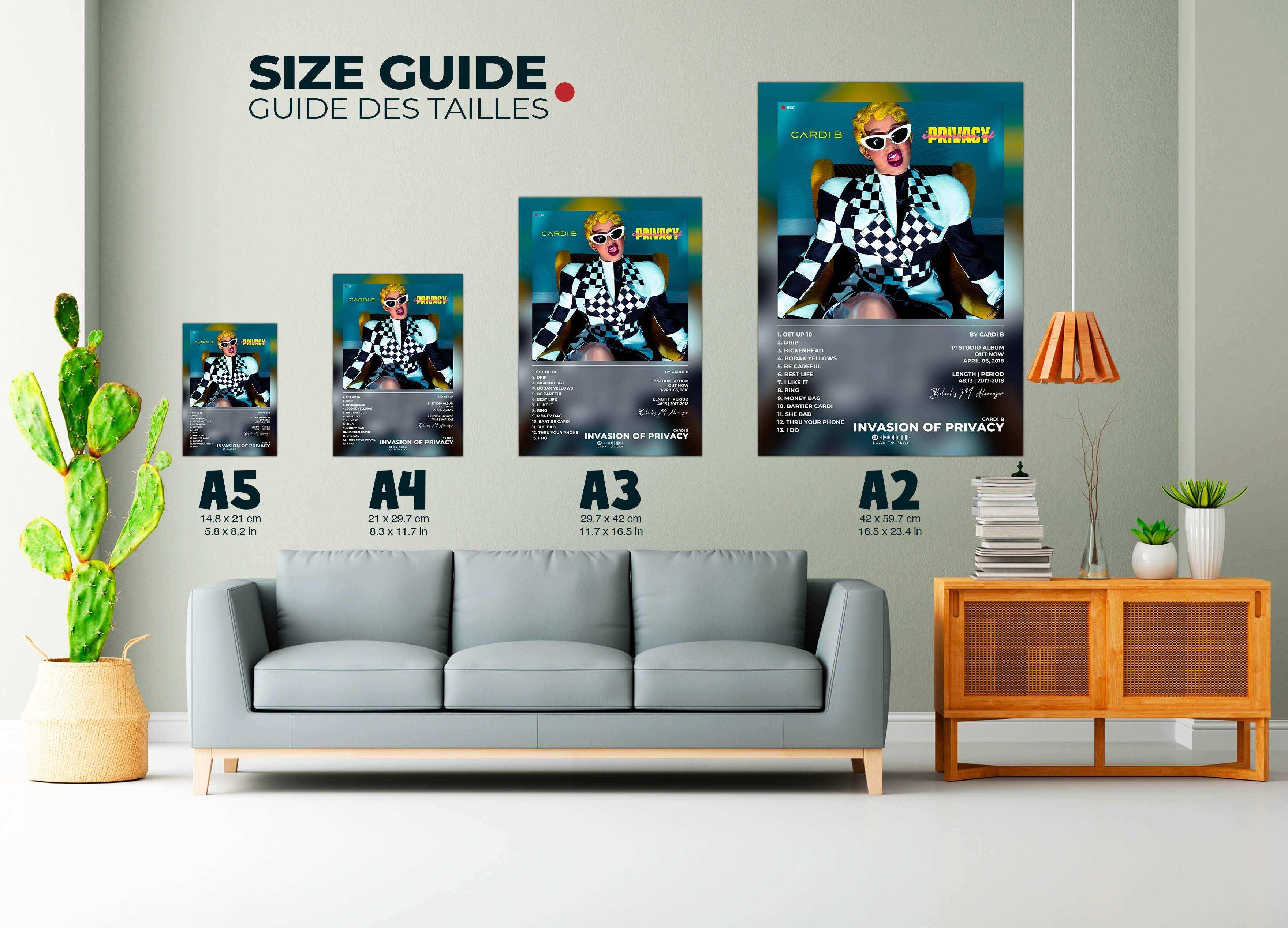 Affiches murales de différents formats au-dessus d’un canapé, faites en France, livraison gratuite 48h, cadeau idéal pour Noël.