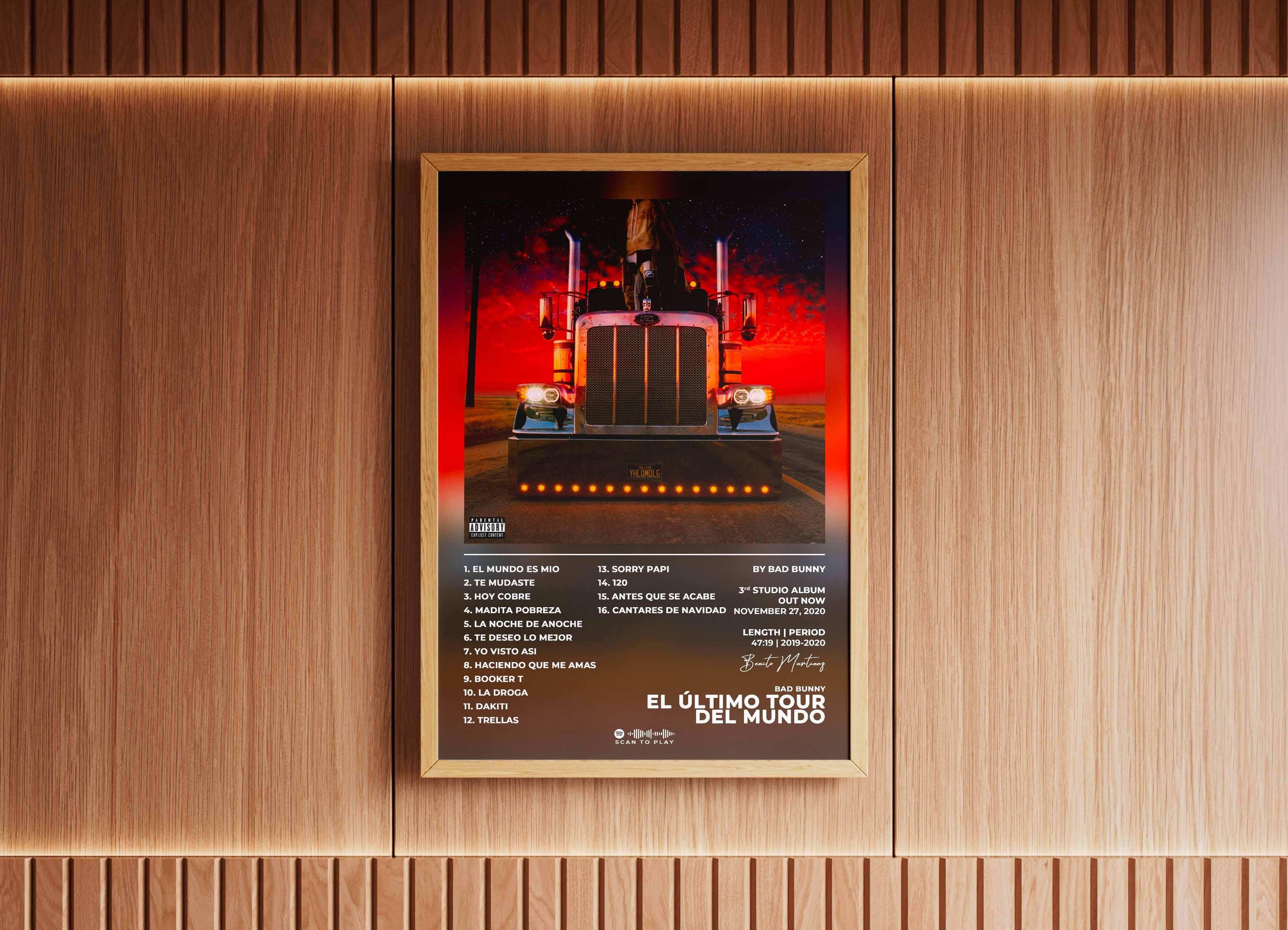 Affiche d’un camion sur fond rouge vif, accrochée au mur, fait en France, livraison gratuite 48h, cadeau idéal pour Noël.