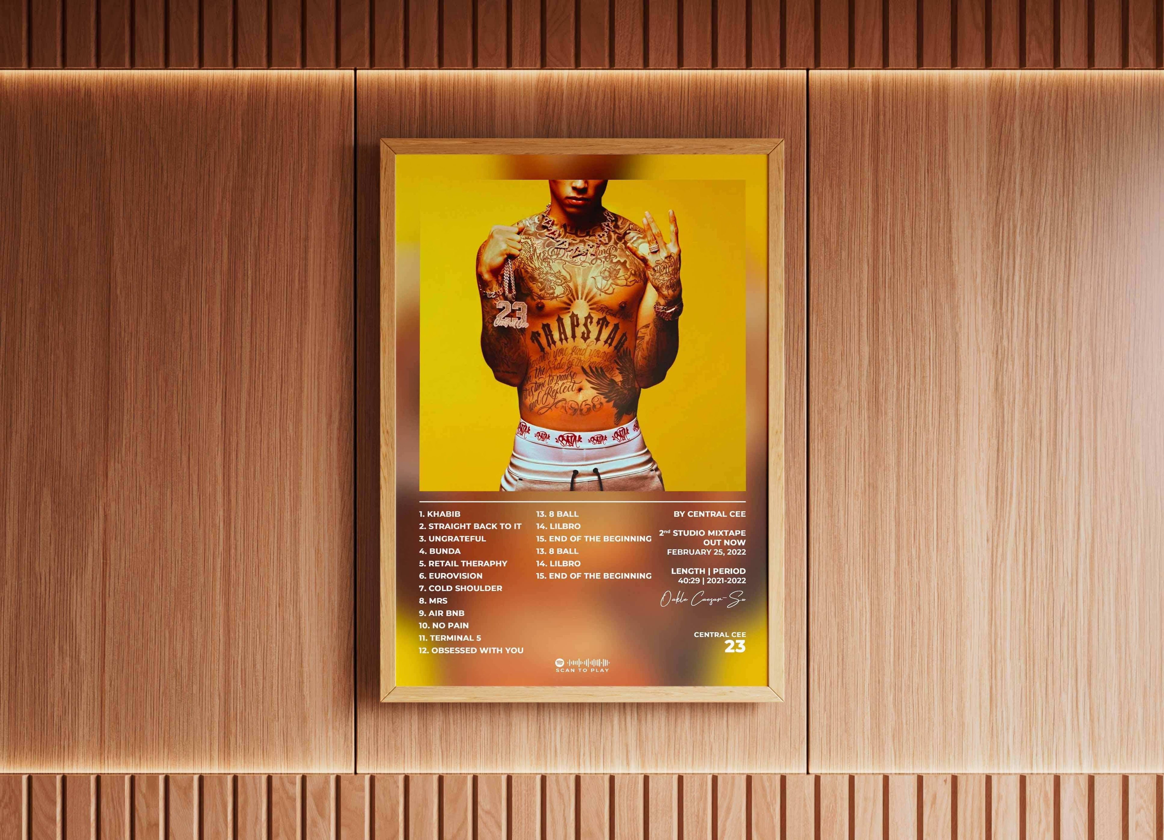 Affiche d'un homme torse nu tatoué exposée sur mur bois, fait en France, livraison 48h gratuite, cadeau idéal Noël.