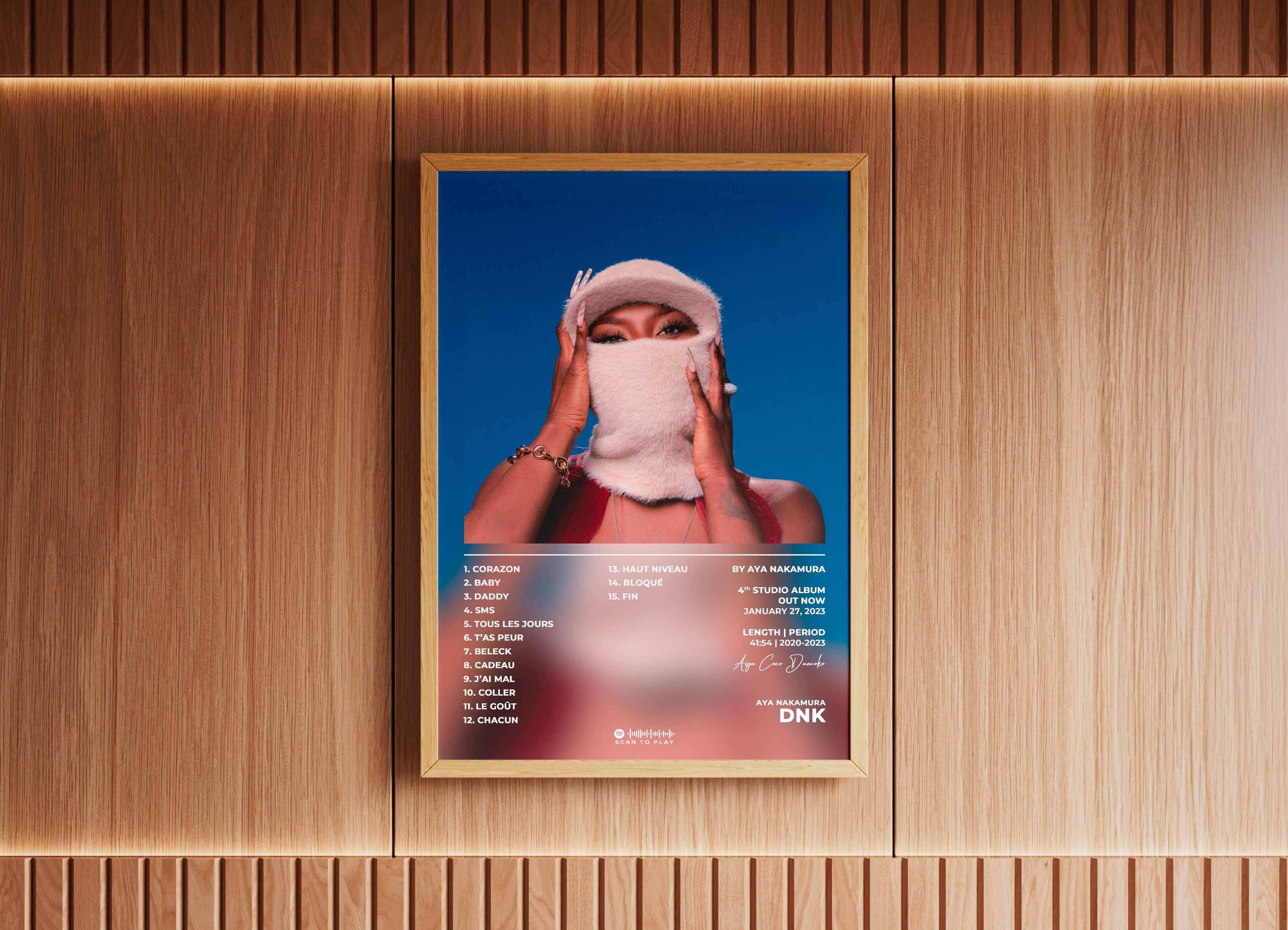 Affiche d'une femme masquée exposée sur un mur bois, fait en France, livraison gratuite 48h, cadeau idéal Noël