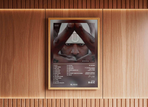 Affiche d’album encadrée accrochée sur mur bois, fait en France, livraison gratuite 48h, cadeau idéal pour Noel