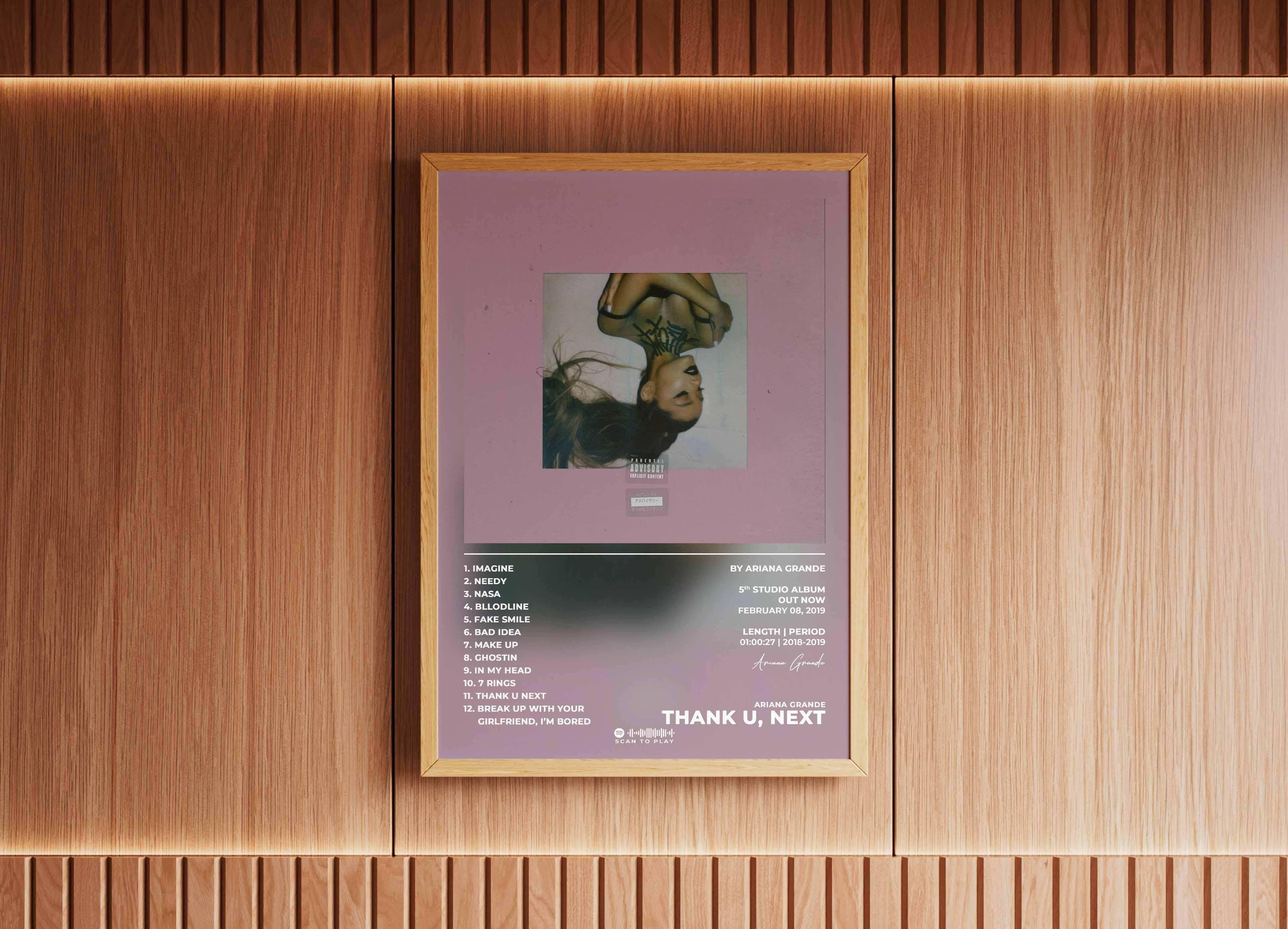 Affiche Thank U Next encadrée sur mur bois, fait en France, livraison gratuite 48h, cadeau Noël idéal