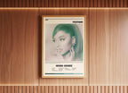 Affiche encadrée Ariana Grande accrochée sur mur en bois, fait en France, livraison gratuite 48h, cadeau idéal Noël