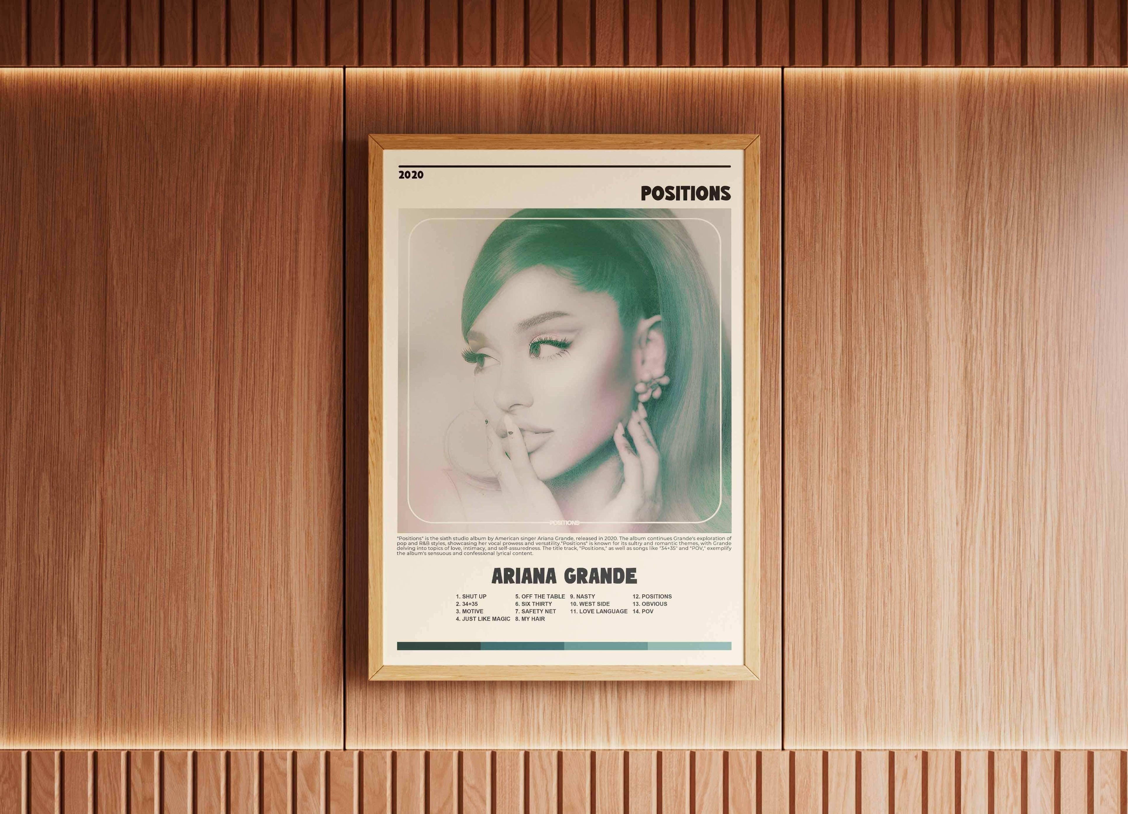 Affiche encadrée Ariana Grande accrochée sur mur en bois, fait en France, livraison gratuite 48h, cadeau idéal Noël