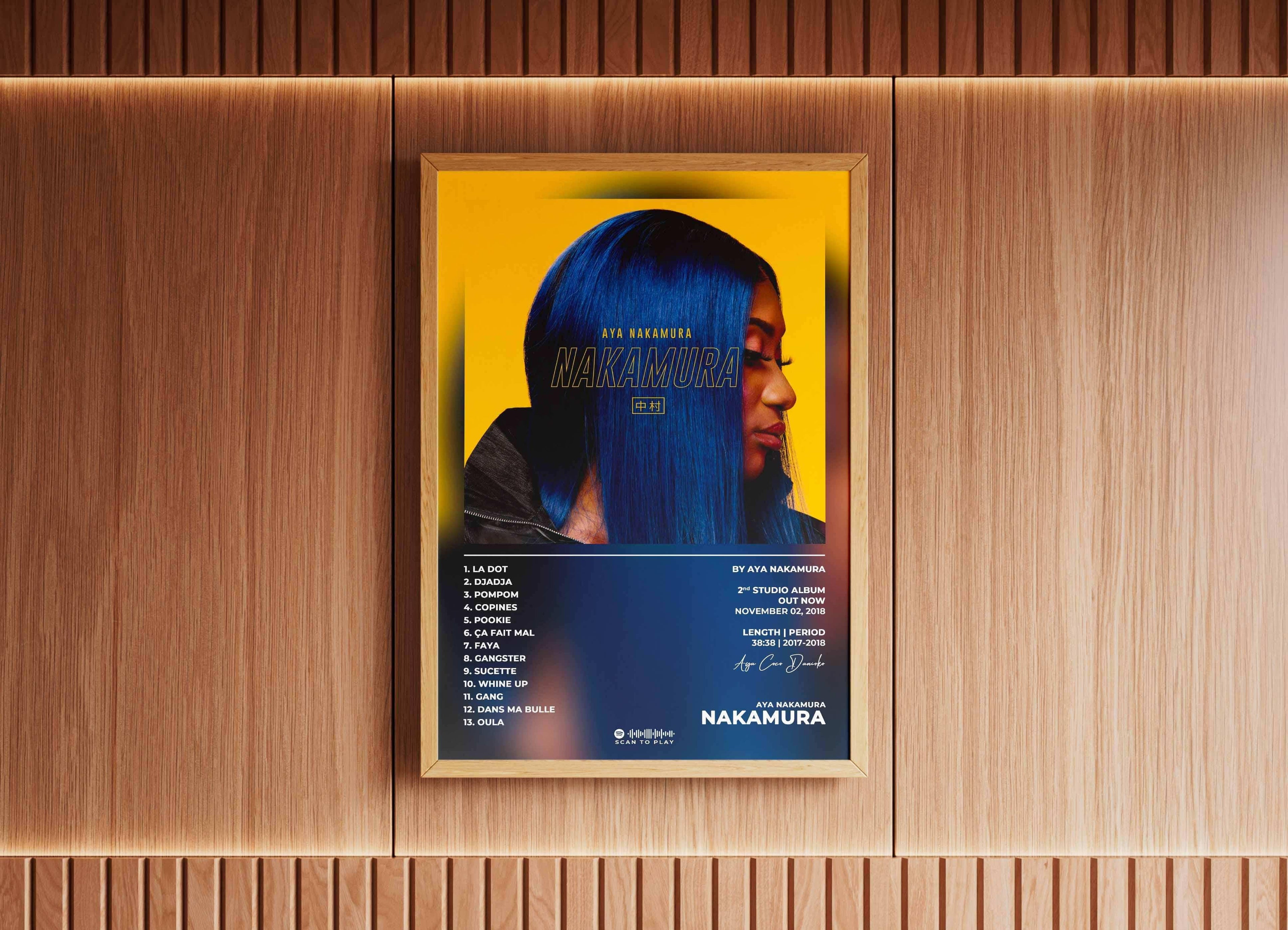 Affiche encadrée d'une femme aux cheveux bleus sur fond jaune, fait en France, livraison gratuite 48h, cadeau idéal pour Noel