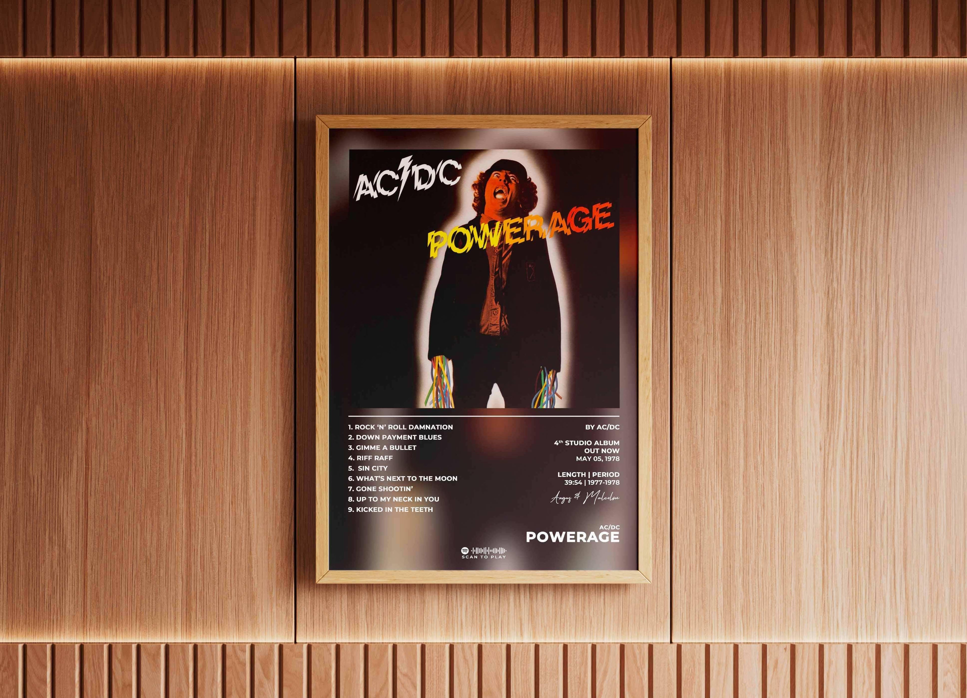 Affiche encadrée AC/DC Powerage accrochée sur un mur bois, fait en France, livraison gratuite 48h, cadeau idéal Noël