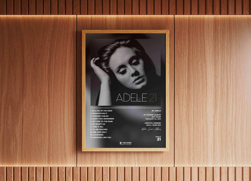 Affiche encadrée album Adele 21 accrochée sur un mur en bois, fait en France, livraison gratuite 48h, cadeau idéal pour Noël