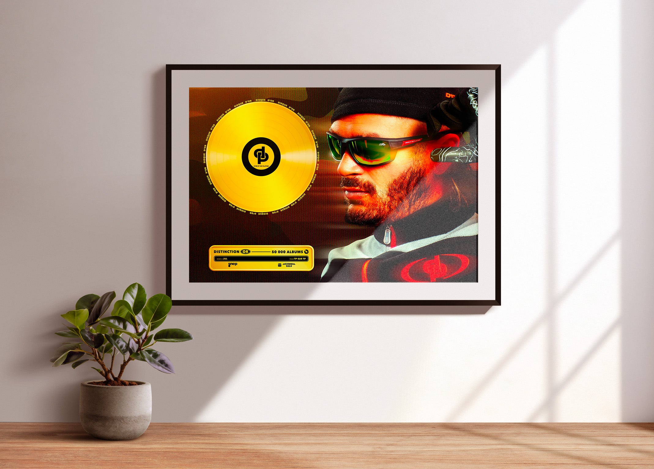 Cadre mural avec disque d'or et portrait d'homme portant lunettes et bonnet, fait en France, livraison gratuite 48h