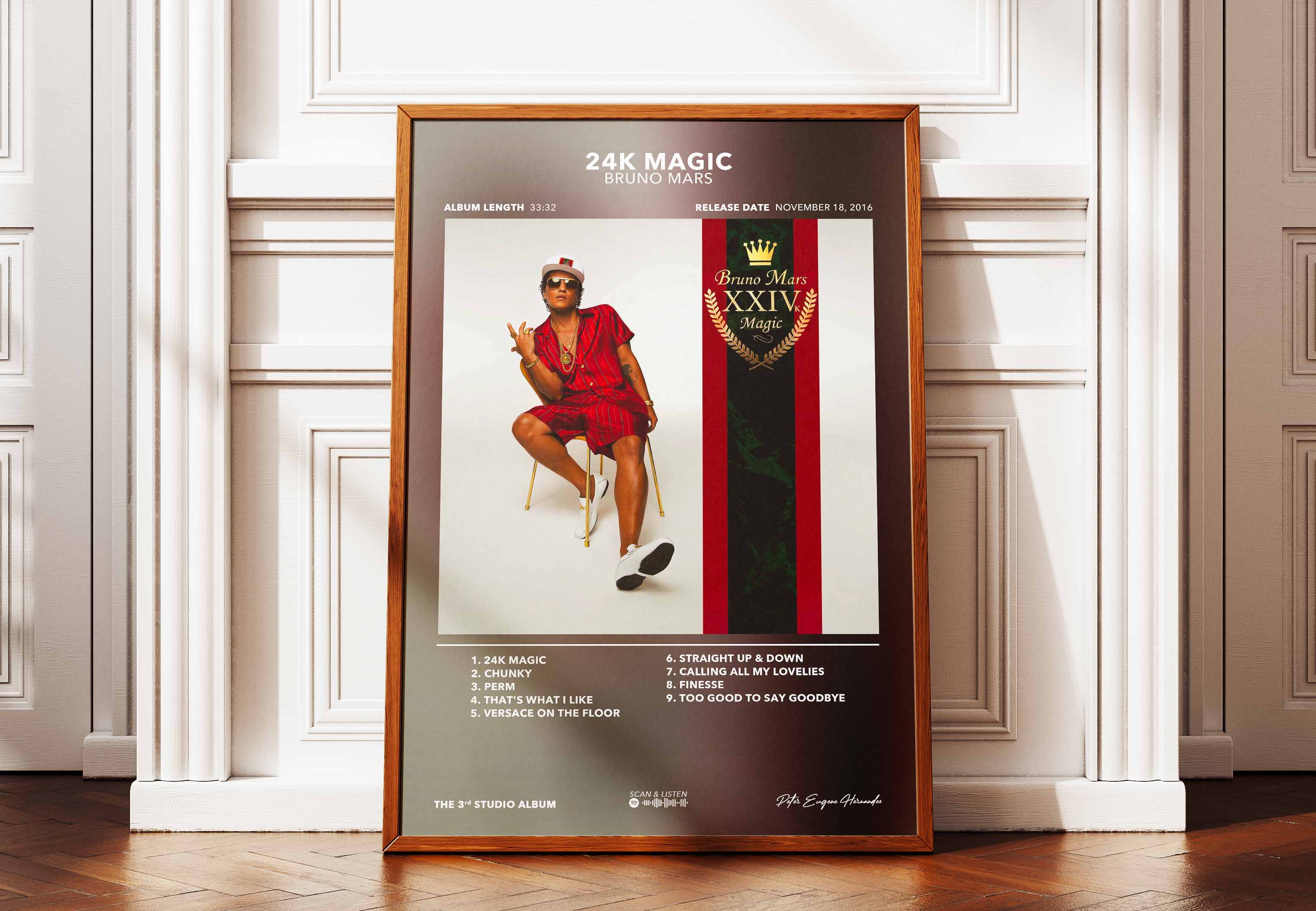Affiche encadrée 24K Magic de Bruno Mars posée au sol contre un mur pour une décoration intérieure funky et colorée.