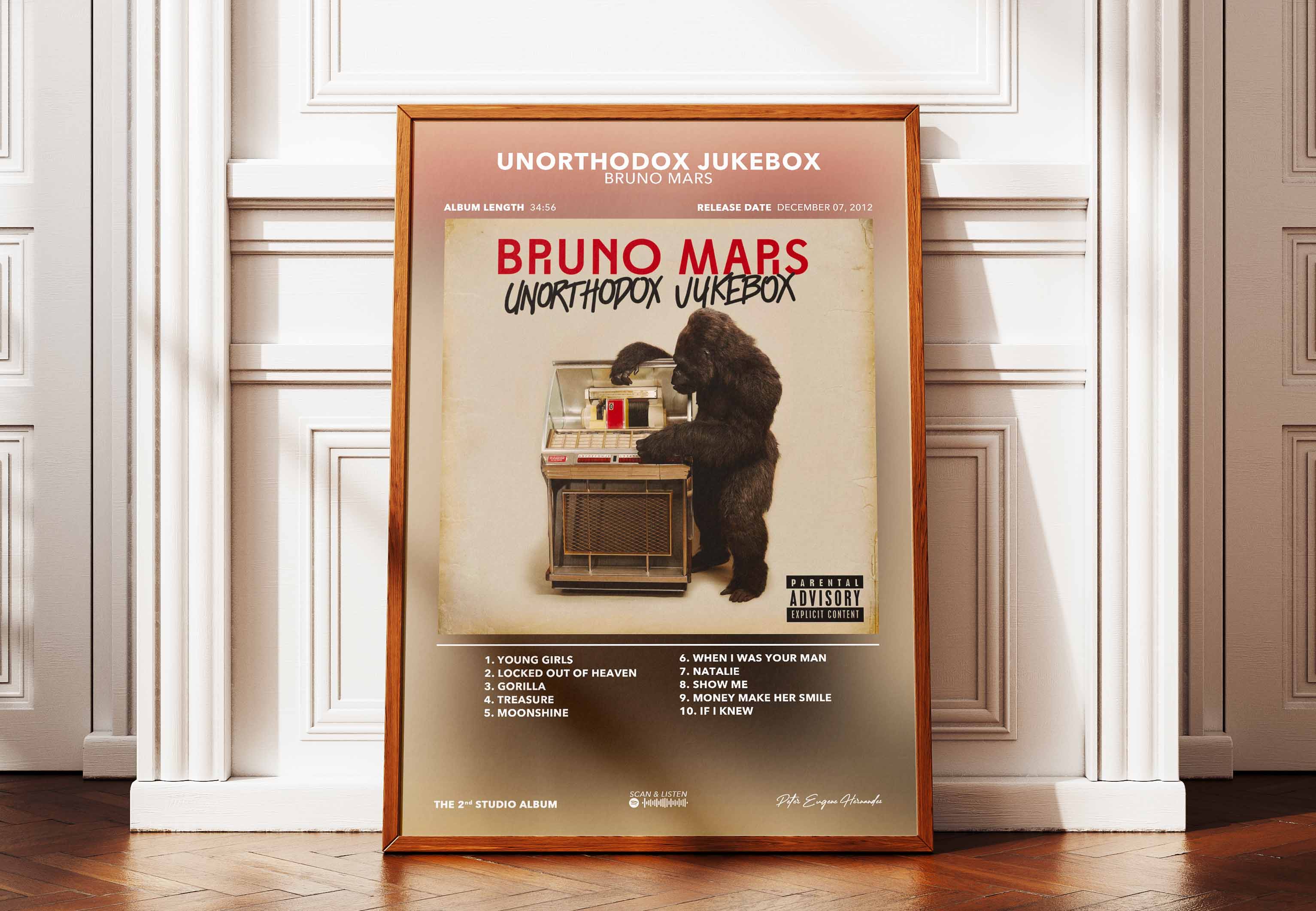 Affiche encadrée Unorthodox Jukebox de Bruno Mars posée au sol contre un mur pour une décoration intérieure vintage et musicale.