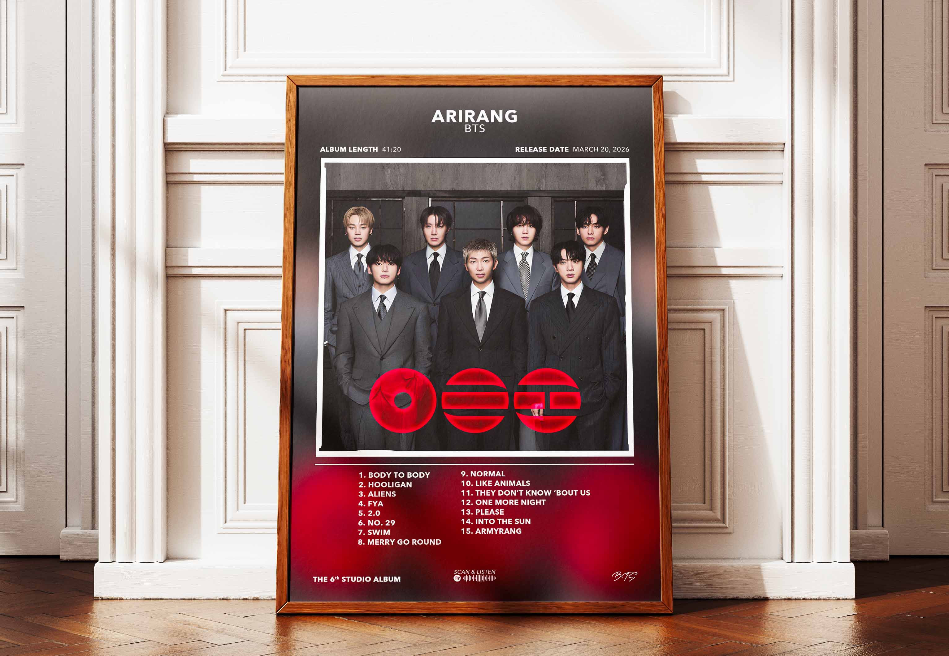 Affiche encadrée de l'album Arirang de BTS marquant le retour du groupe après leur service militaire, posée contre un mur au style urbain.