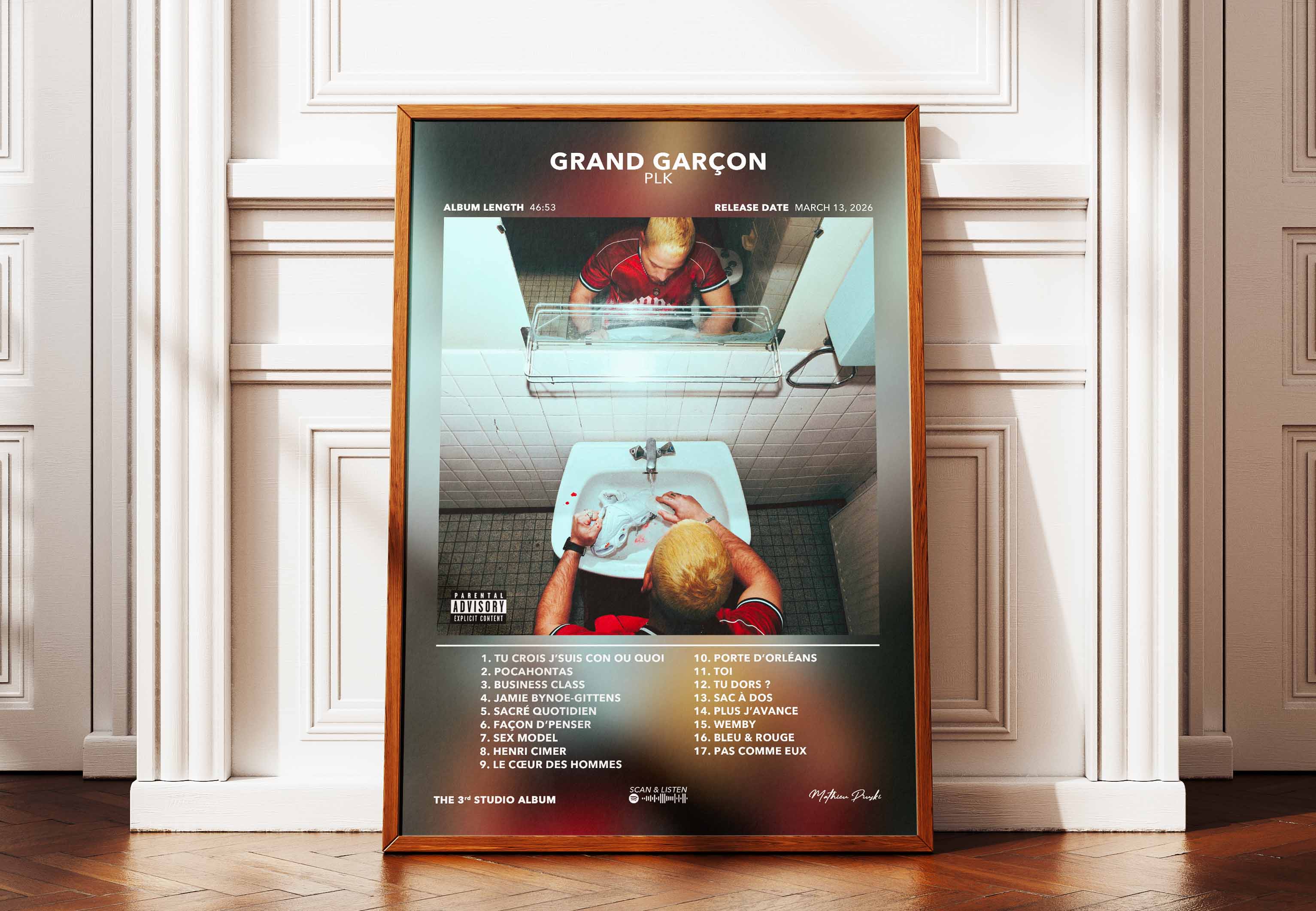 Affiche encadrée Grand Cru de PLK posée au sol contre un mur gris pour une décoration intérieure rap français.
