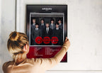 Une personne installe le poster du 10ème album studio de BTS, Arirang, sur un mur blanc pour célébrer leur retour en 2026.