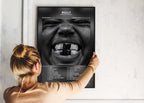 Une personne accroche au mur le poster encadré de Kanye West Bully montrant le rendu final de la décoration.