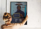 Une personne accroche le poster encadré de Numéro d'Écrou La Rvfleuze sur un mur blanc pour décorer son intérieur.