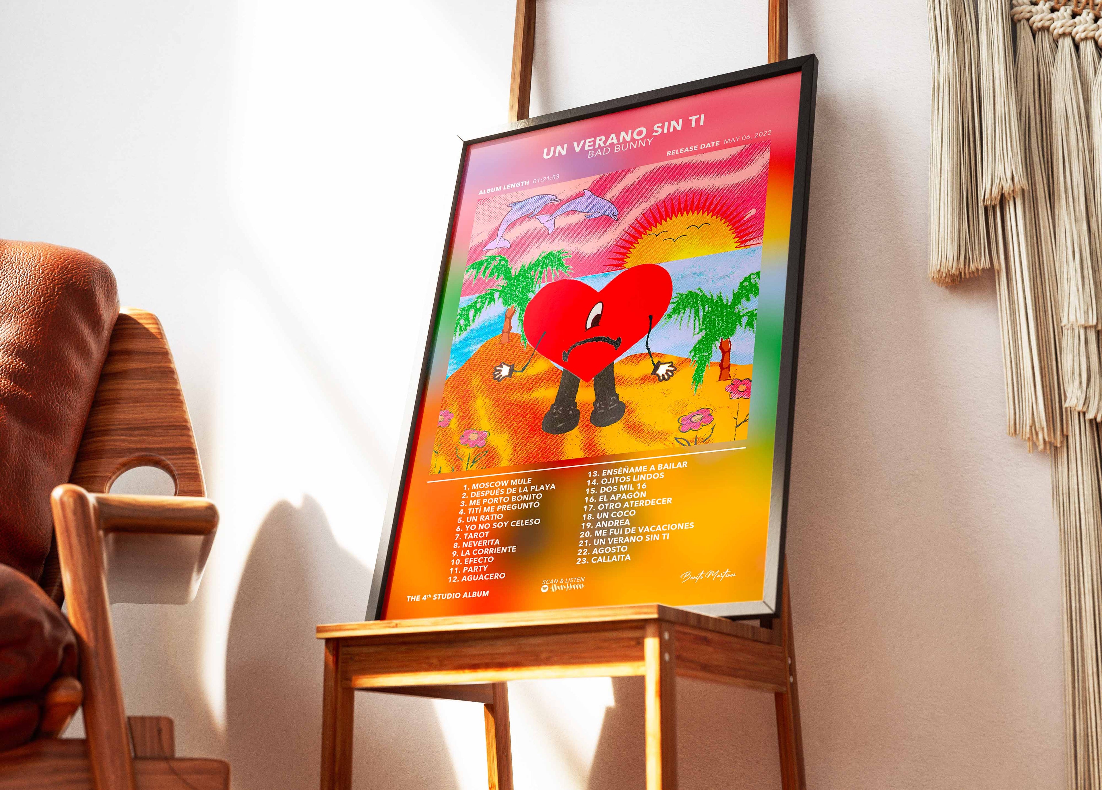 Cadre contenant l'affiche de l'album Un Verano Sin Ti de Bad Bunny posé sur une chaise design dans un salon lumineux.