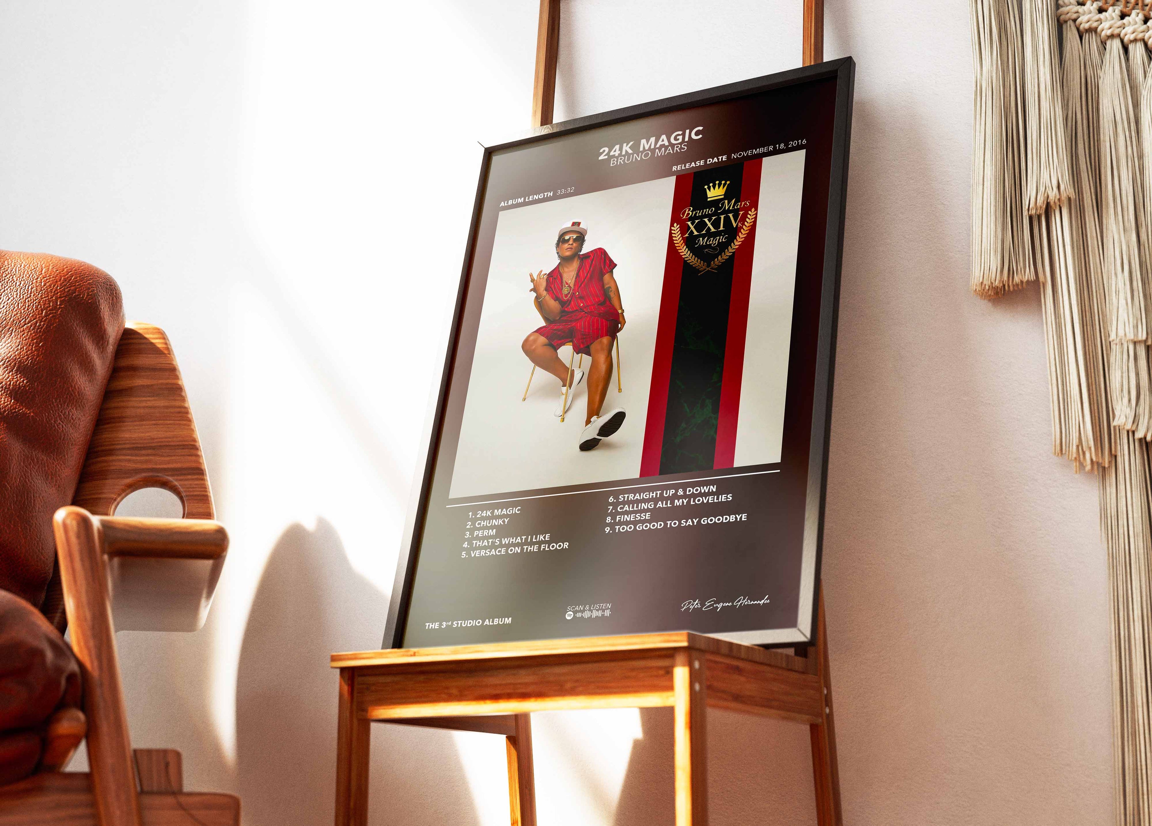 Cadre contenant l'affiche de Bruno Mars 24K Magic posé sur une chaise design dans un salon au style moderne et élégant.