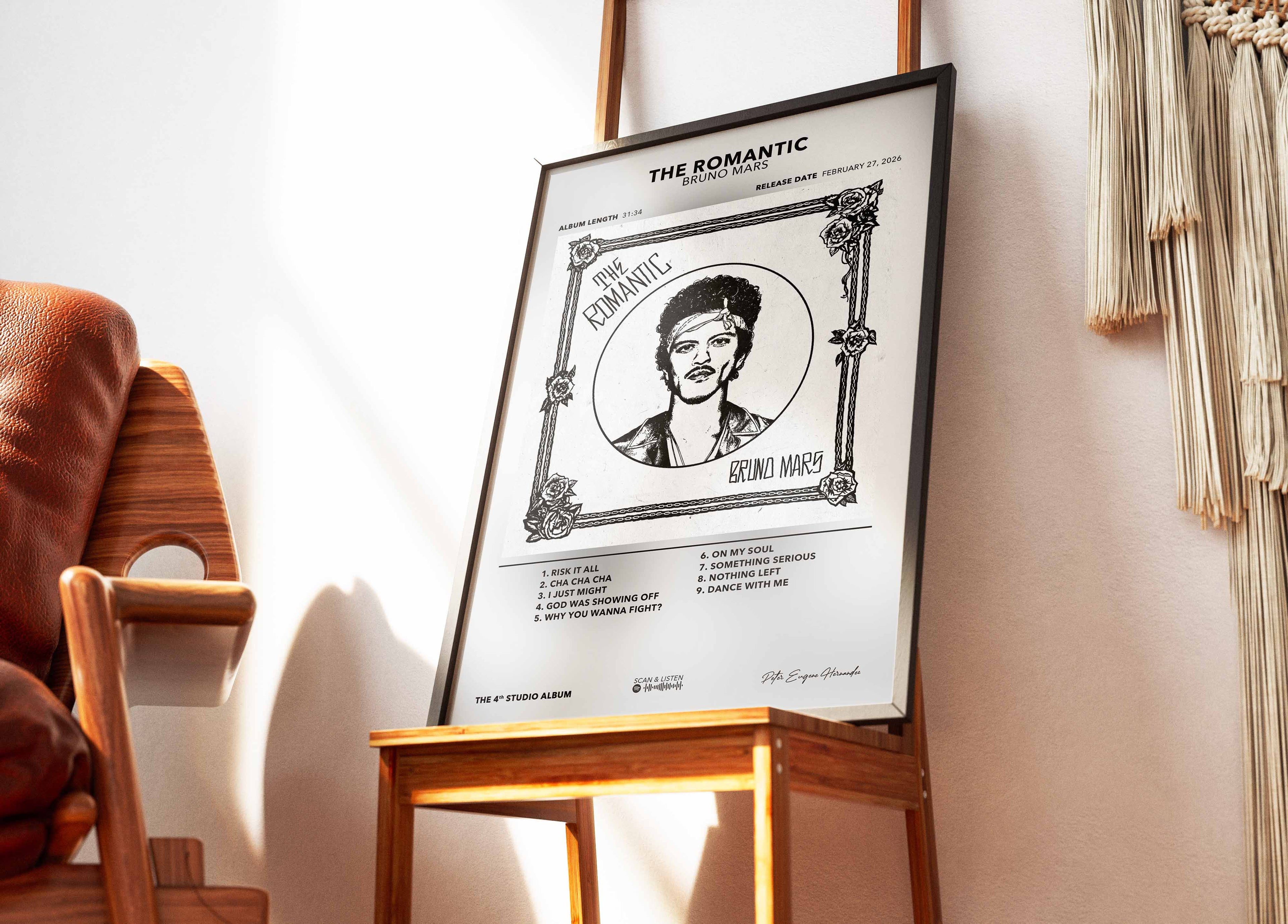 Cadre contenant l'affiche de Bruno Mars "The Romantic" posé sur une chaise design dans un intérieur chic et lumineux.