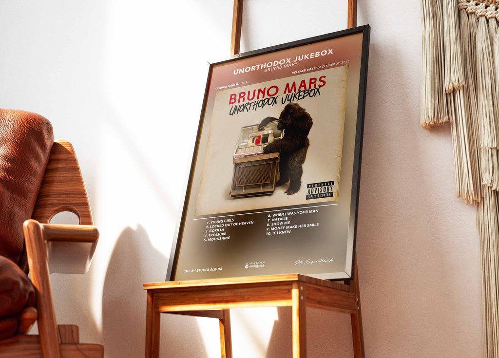 Cadre contenant l'affiche de Bruno Mars Unorthodox Jukebox posé sur une chaise design dans un salon au style minimaliste.