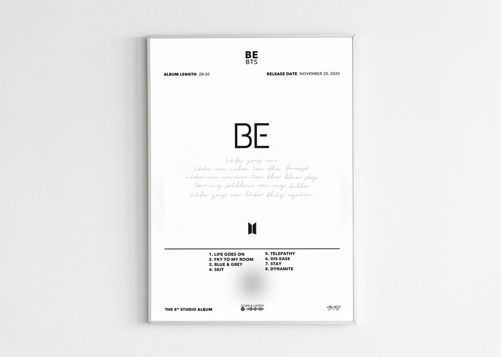Poster de l'album BE de BTS avec un cadre noir moderne présenté sur un fond blanc épuré.