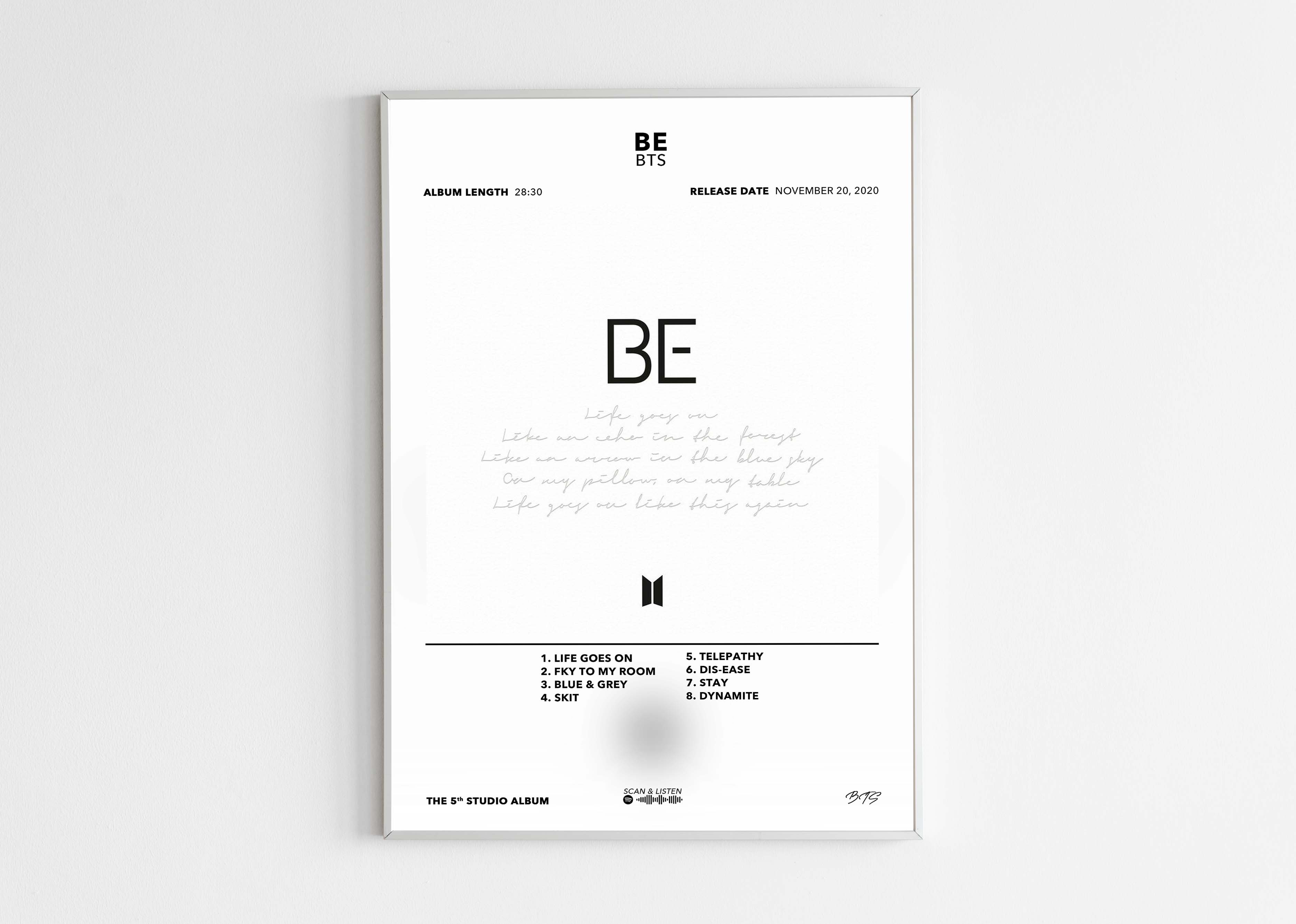 Poster de l'album BE de BTS avec un cadre noir moderne présenté sur un fond blanc épuré.