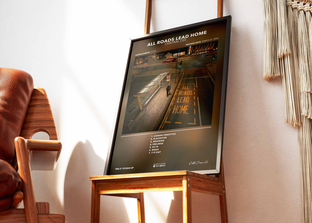 Poster encadré de Central Cee posé sur une chaise design dans un salon lumineux et moderne.