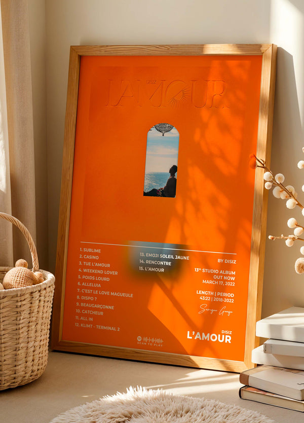 poster l'amour de disiz encadré et posé contre un mur