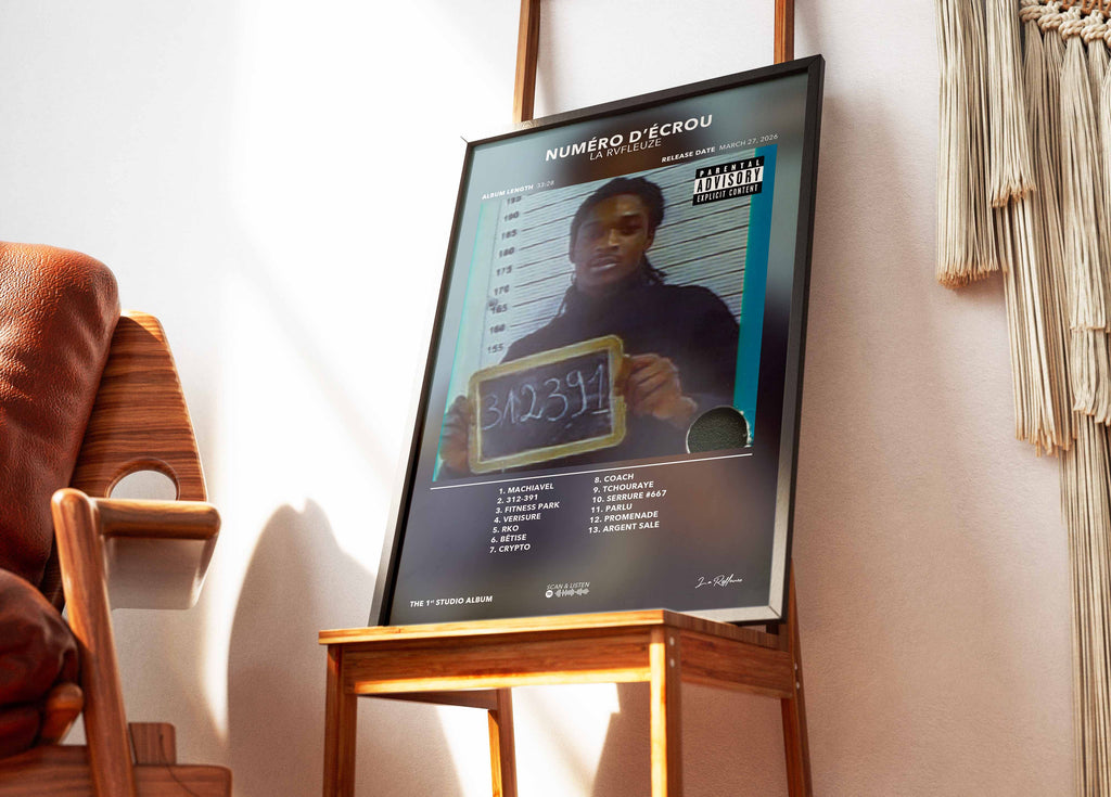 Cadre contenant l'affiche La Rvfleuze de Numéro d'Écrou posé sur une chaise design dans un salon au style contemporain.